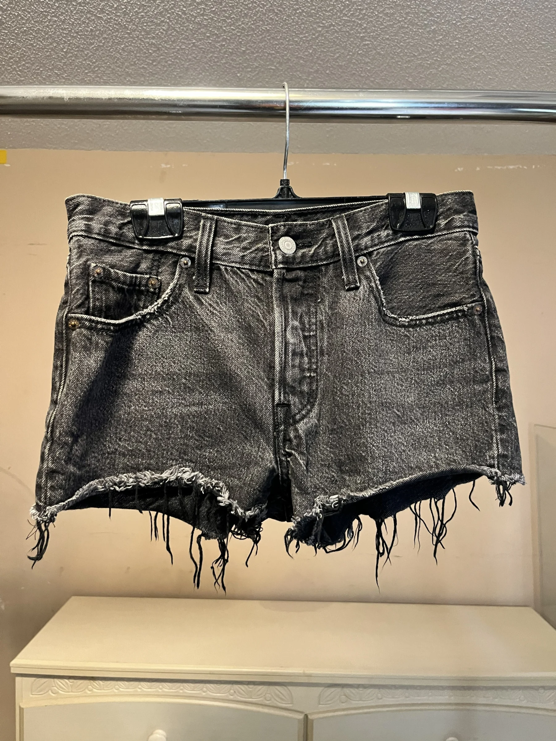 Levi’s 501 Women’s Fun Night Mid-Rise Black Cut-Off Shorts *Other seconde main