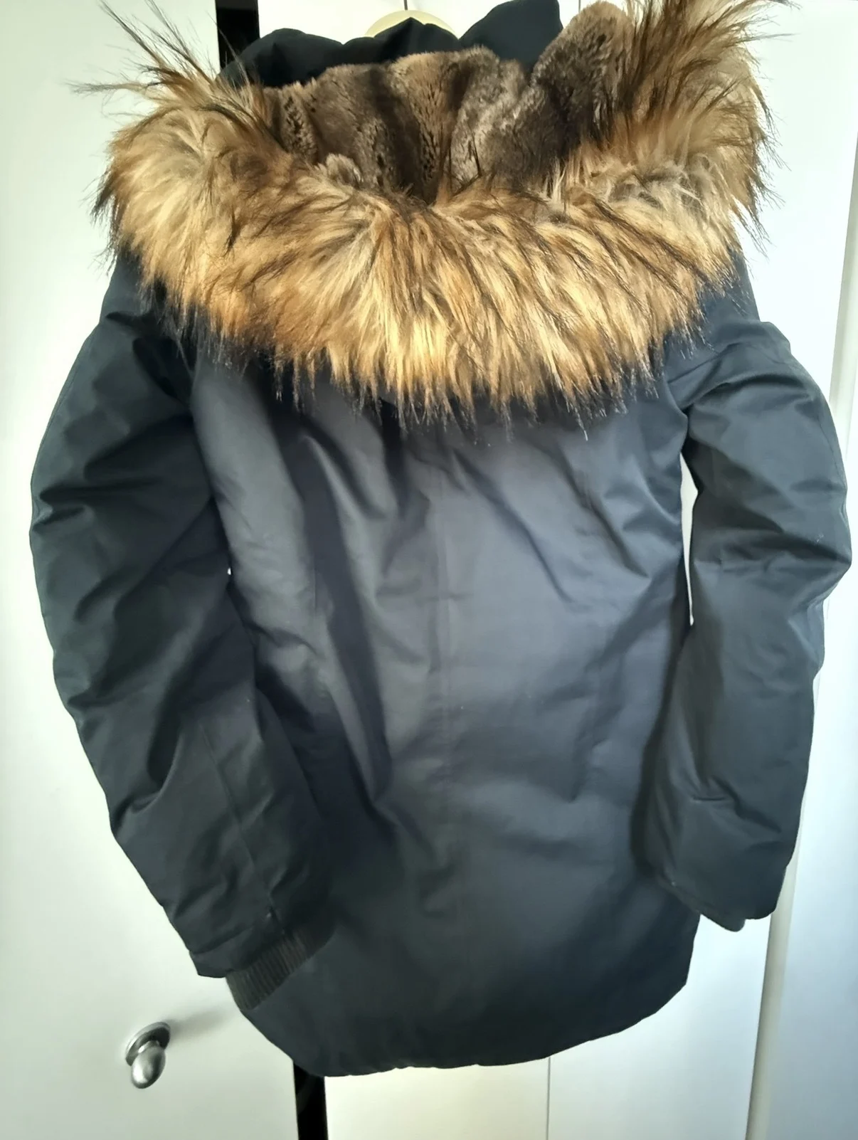 navy blue coat with a fur-trimmed hood Toboggan seconde main