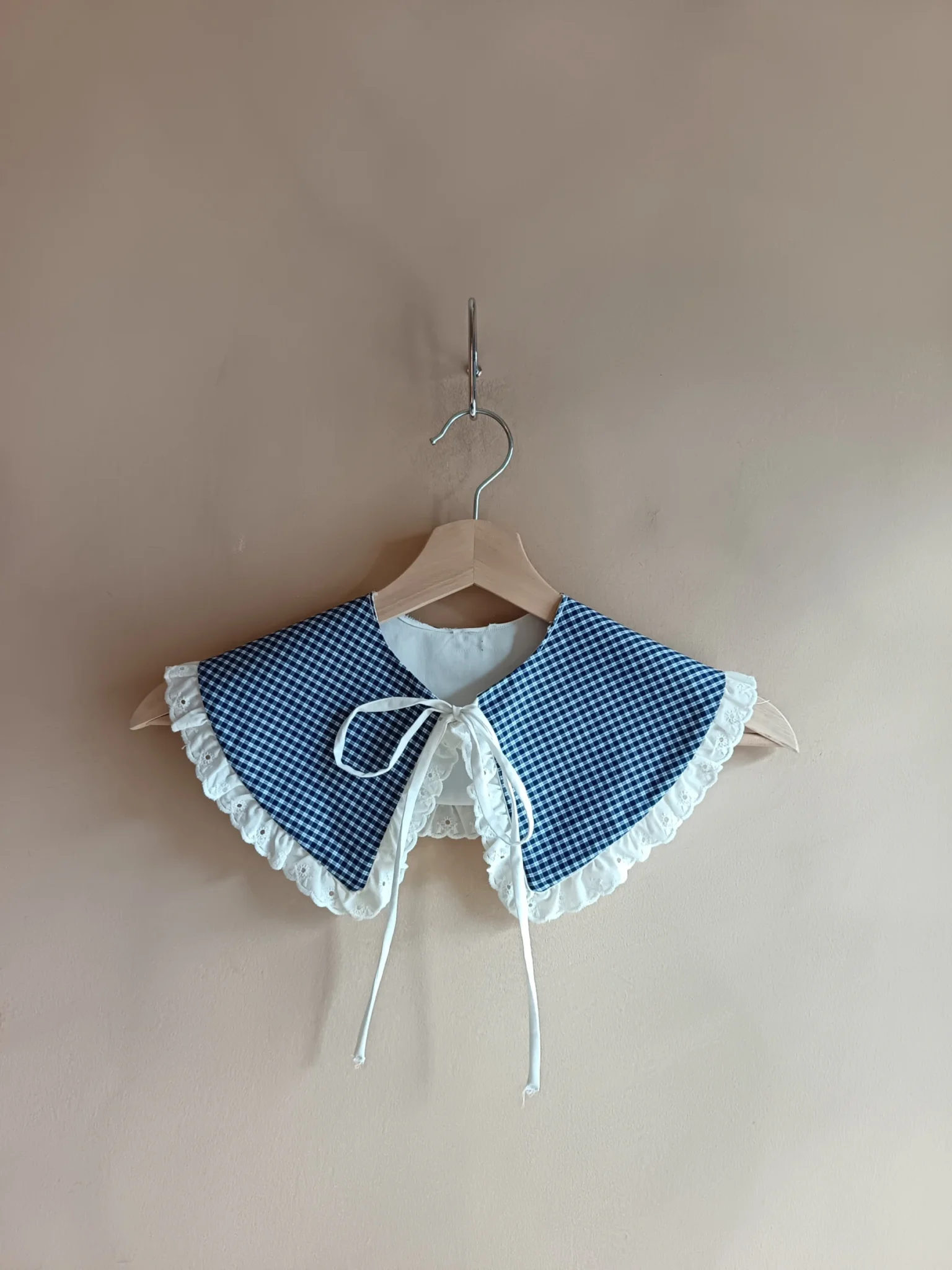 Featured image for Detachable collar with hand-made lace