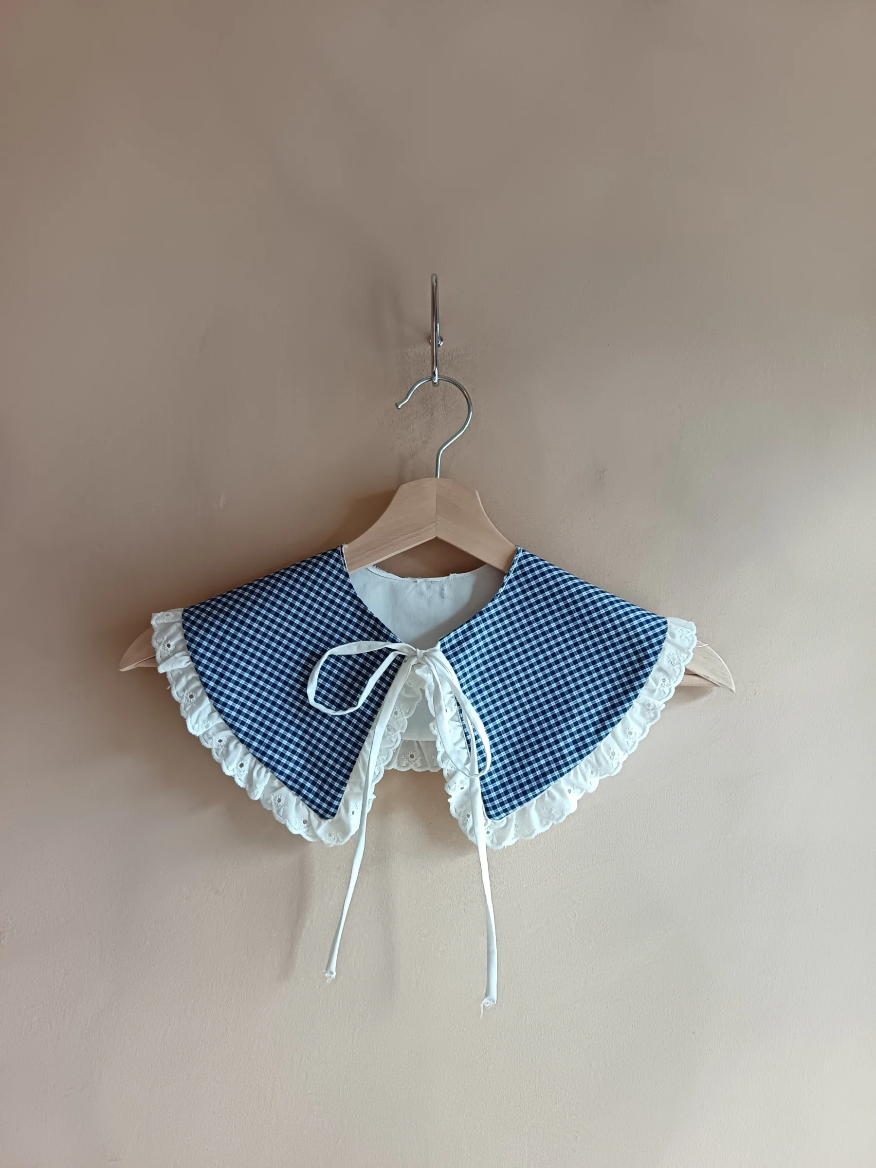 Detachable collar with hand-made lace Vintage seconde main