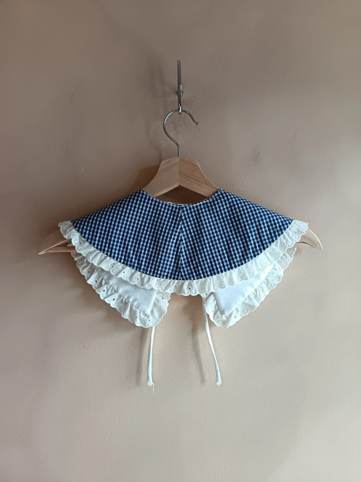 Image for Detachable collar with hand-made lace