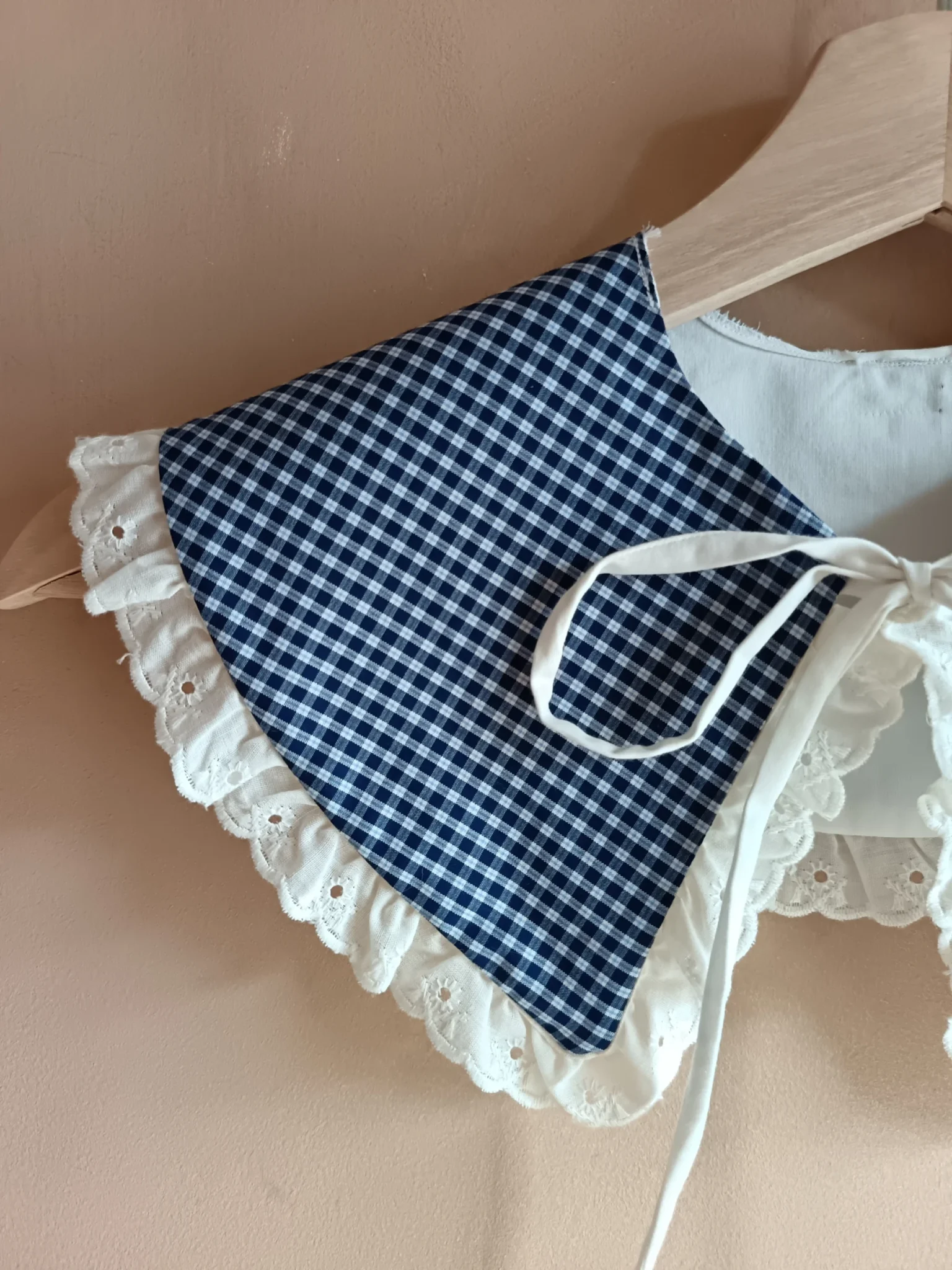 Image for Detachable collar with hand-made lace