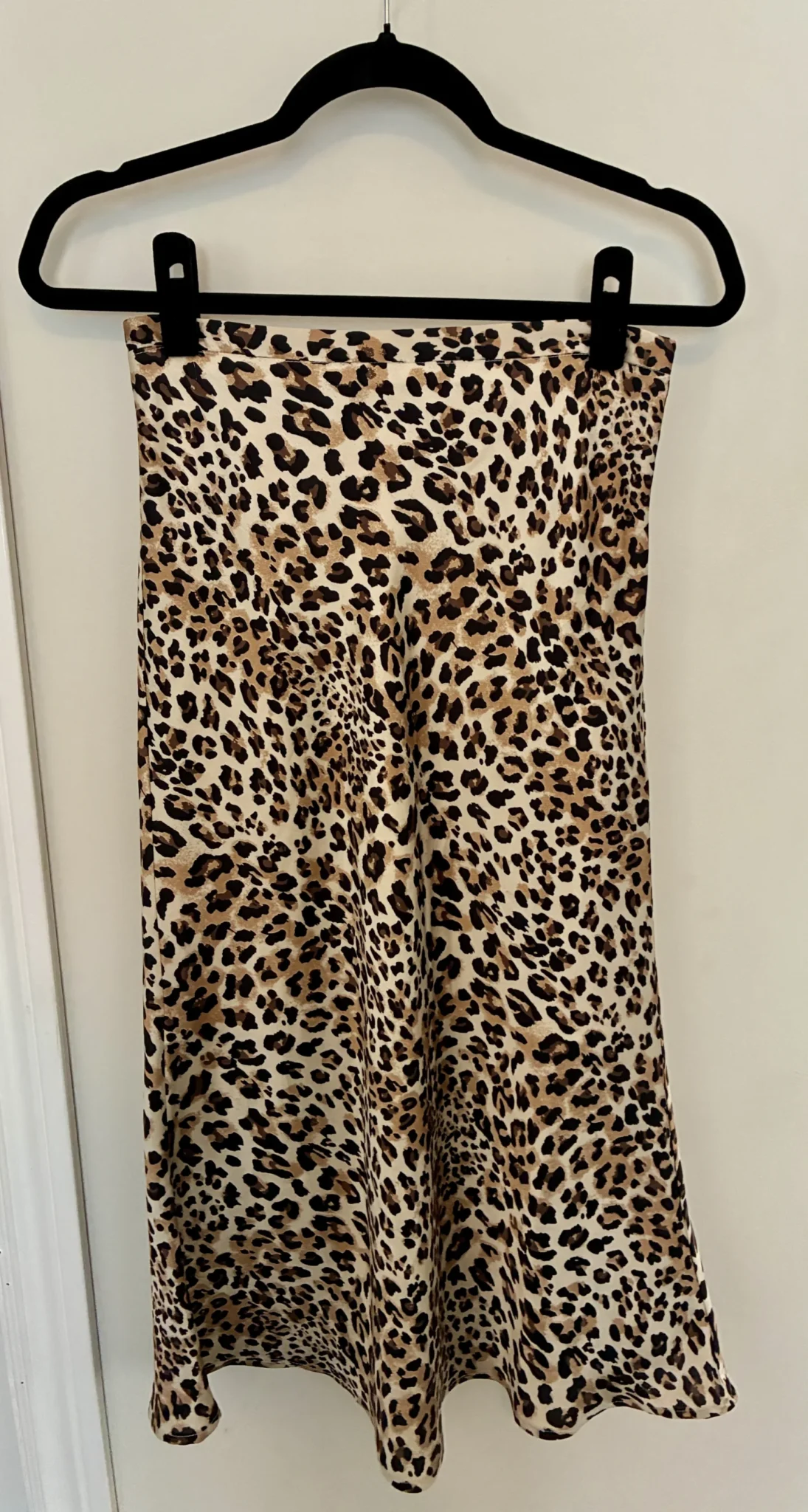 Featured image for Jupe midi en satin à motif léopard
