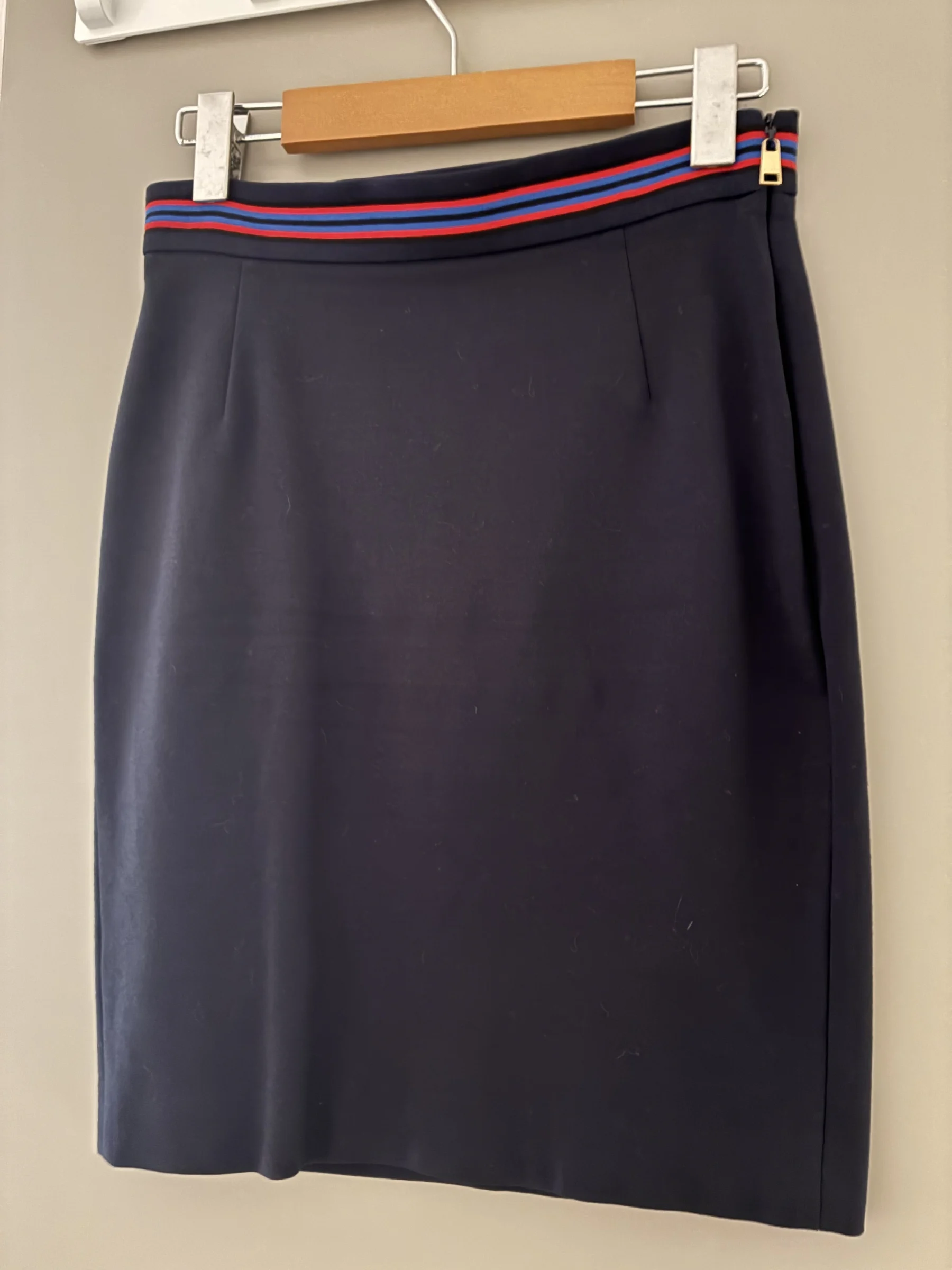 Flattering navy Escada skirt that accentuates the waist Escada seconde main