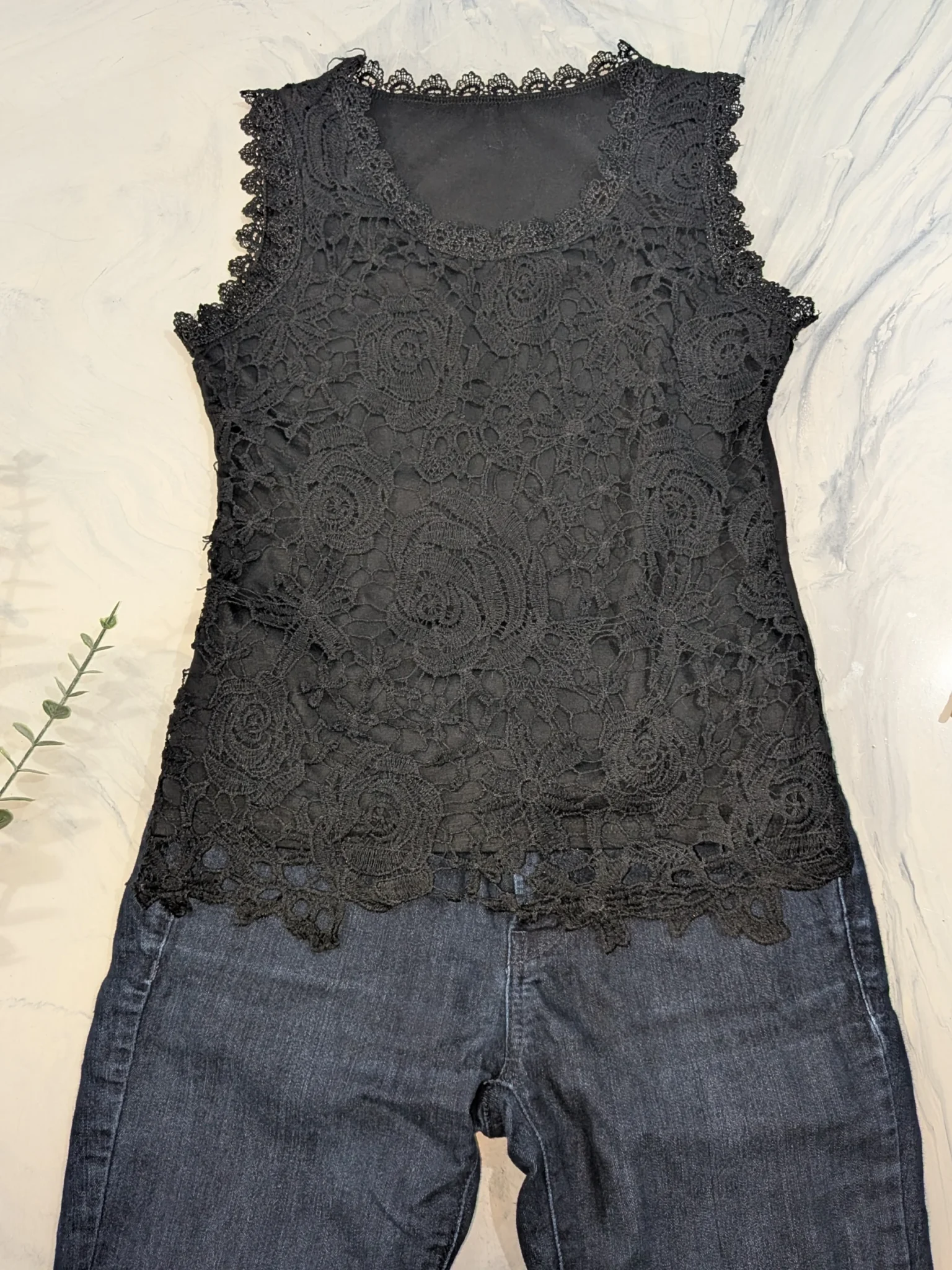 Image for Outfit – Size M – GUESS Sarah Fit 27 jeans + black lace camisole