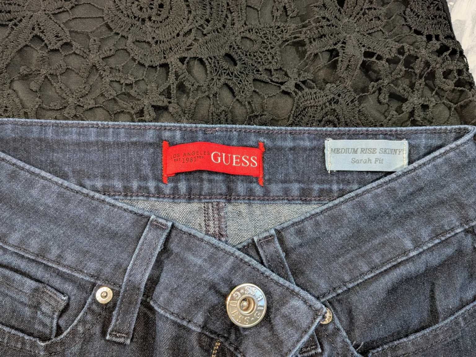 Image for Outfit – Size M – GUESS Sarah Fit 27 jeans + black lace camisole