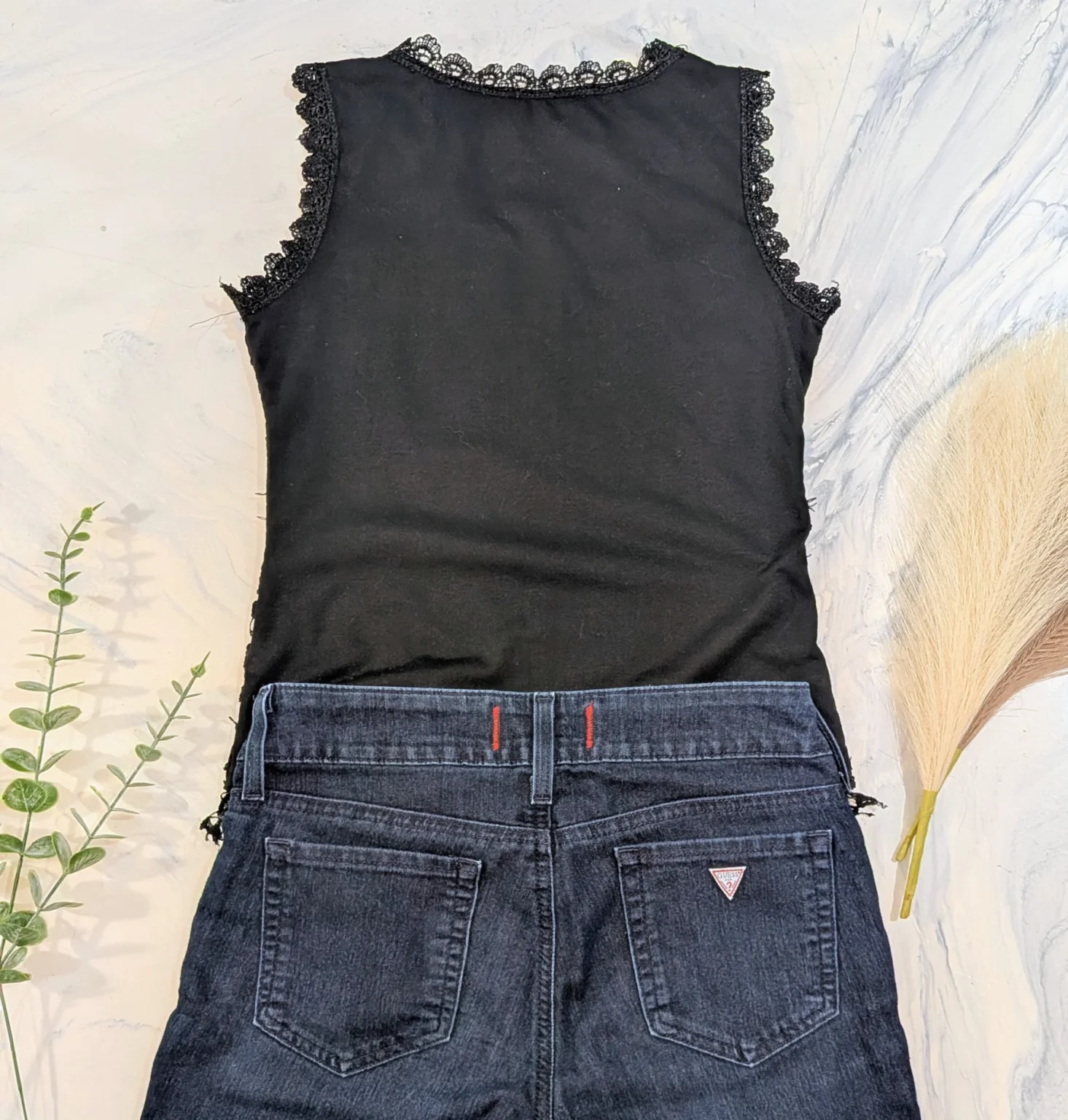 Image for Outfit – Size M – GUESS Sarah Fit 27 jeans + black lace camisole