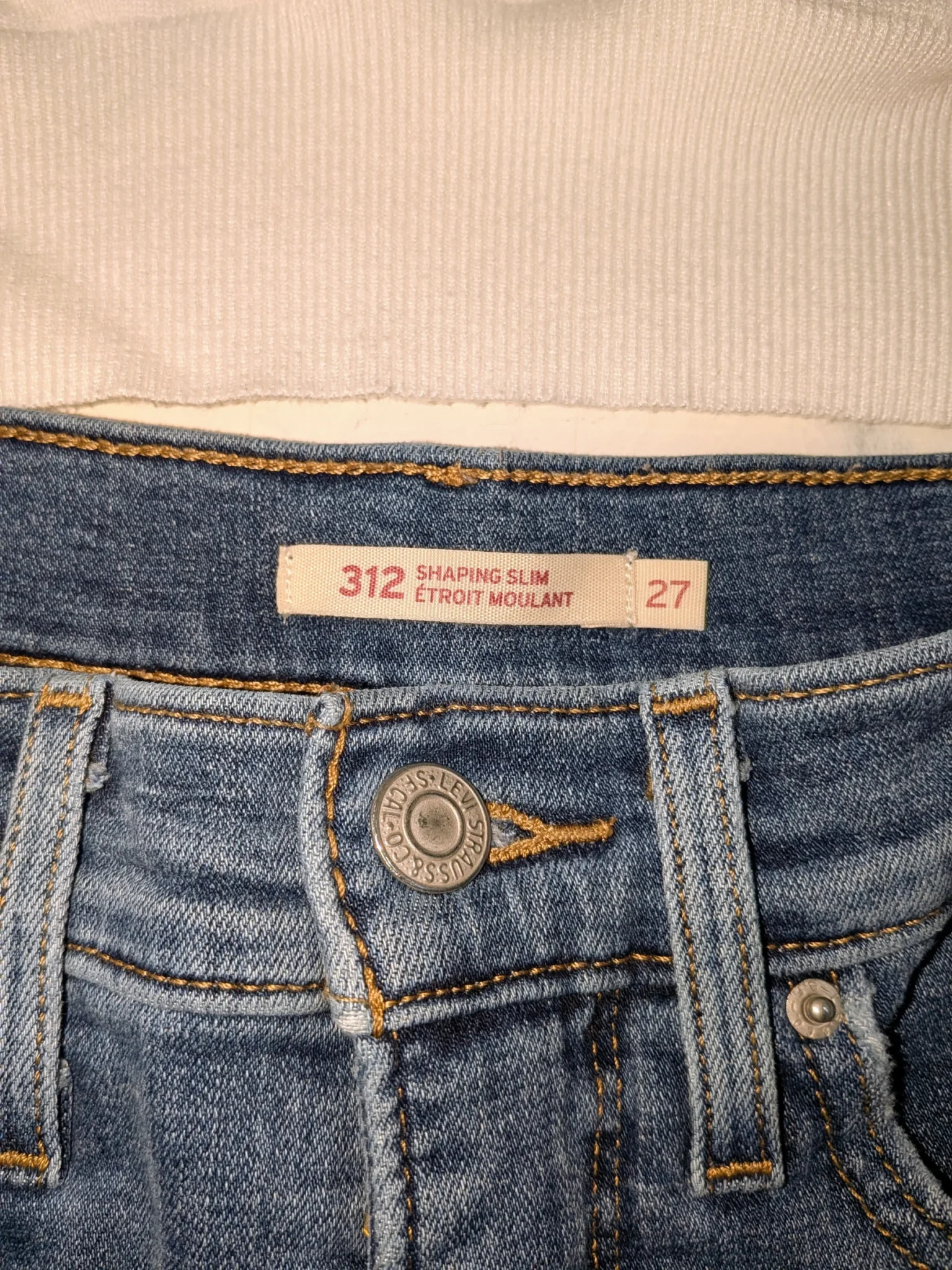 Image for Casual Outfit M / 27 – LEVI’S 312 Shaping Slim jeans + California jumper