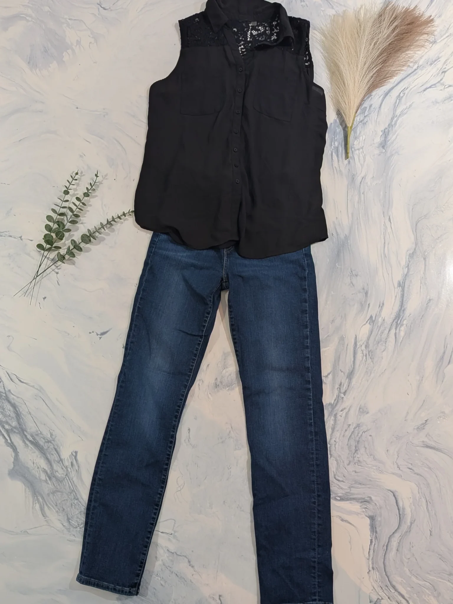 Image for Chic Outfit M / 28 – LEVI’S 724 High-Rise Straight Jeans + Black Lace Top