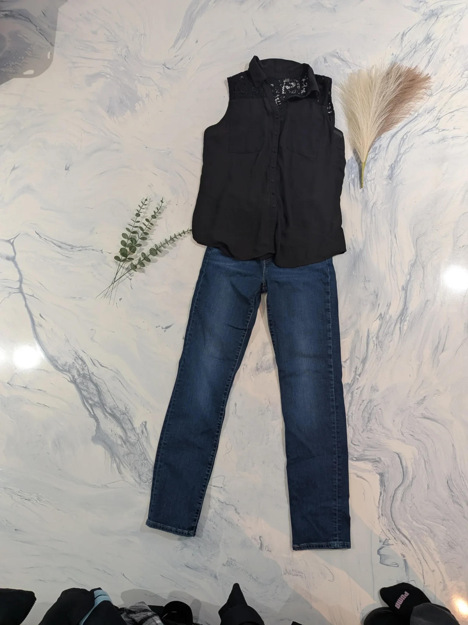 Image for Chic Outfit M / 28 – LEVI’S 724 High-Rise Straight Jeans + Black Lace Top