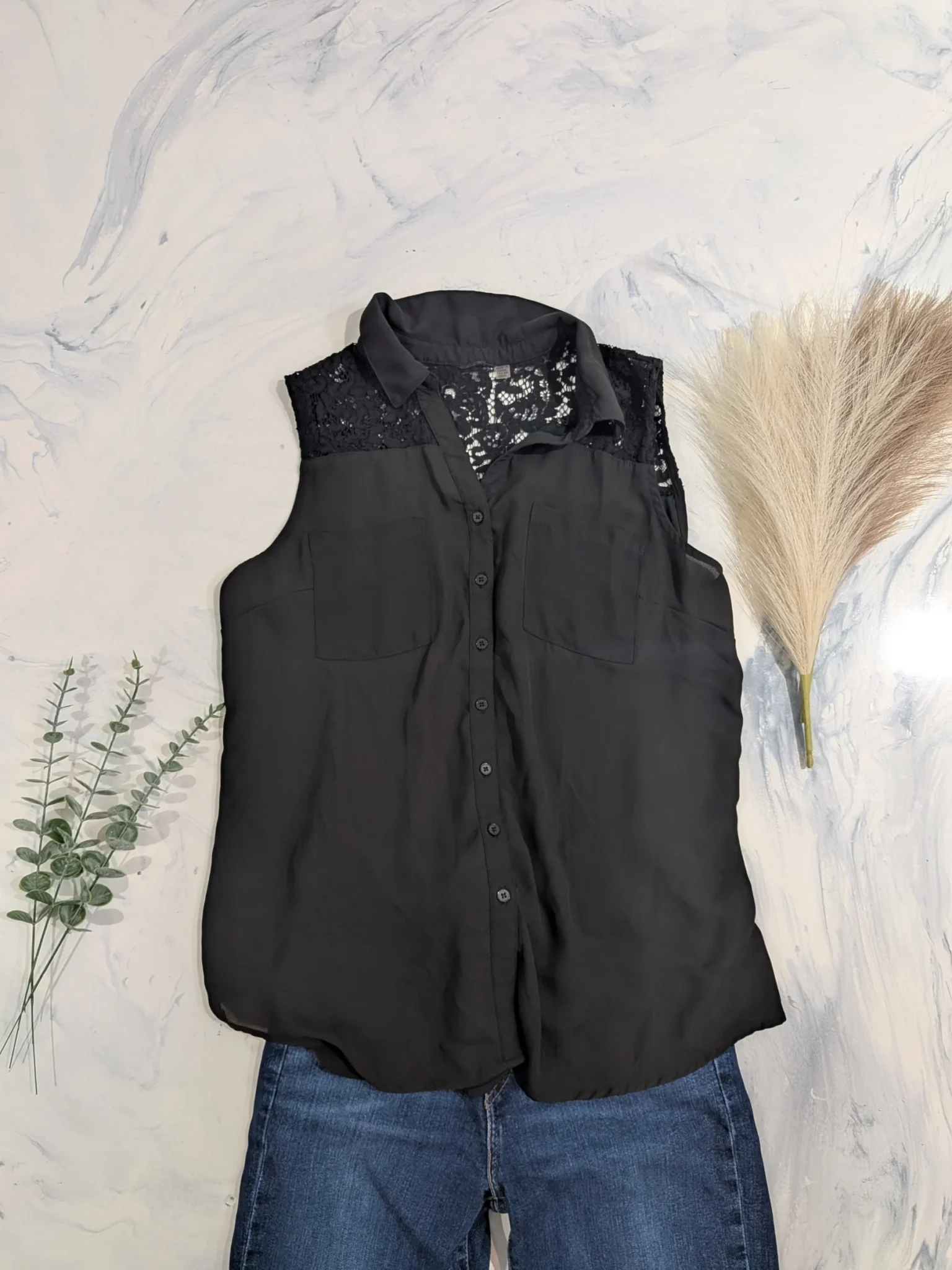 Image for Chic Outfit M / 28 – LEVI’S 724 High-Rise Straight Jeans + Black Lace Top