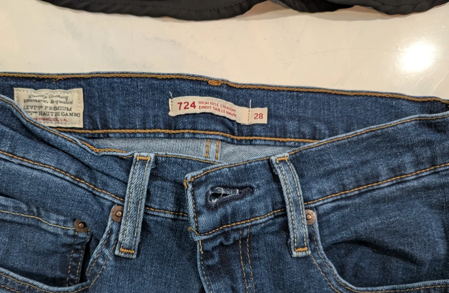 Image for Chic Outfit M / 28 – LEVI’S 724 High-Rise Straight Jeans + Black Lace Top