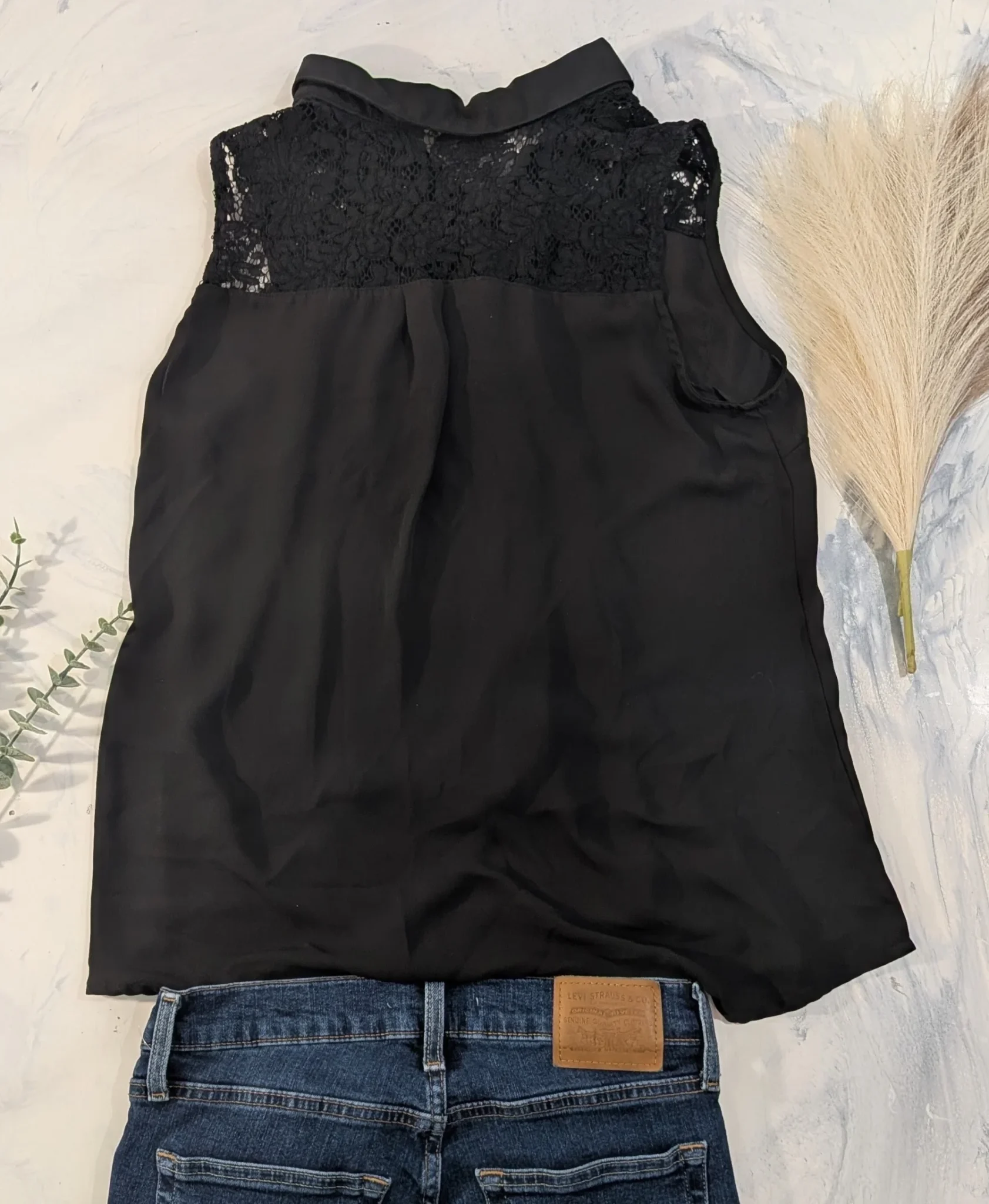 Image for Chic Outfit M / 28 – LEVI’S 724 High-Rise Straight Jeans + Black Lace Top