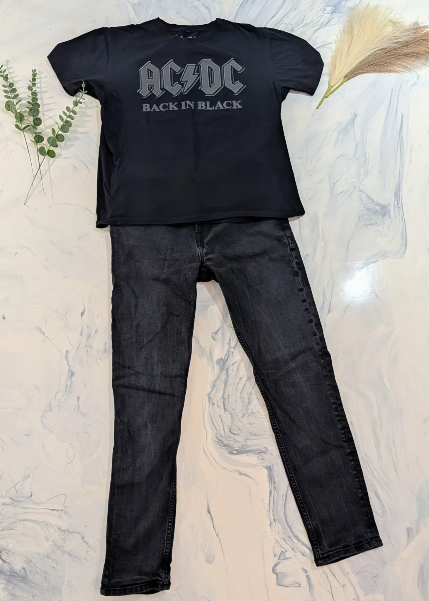 Image for Outfit M / 31 – AC/DC ‘Back in Black’ T-shirt + ZARA black faded jeans