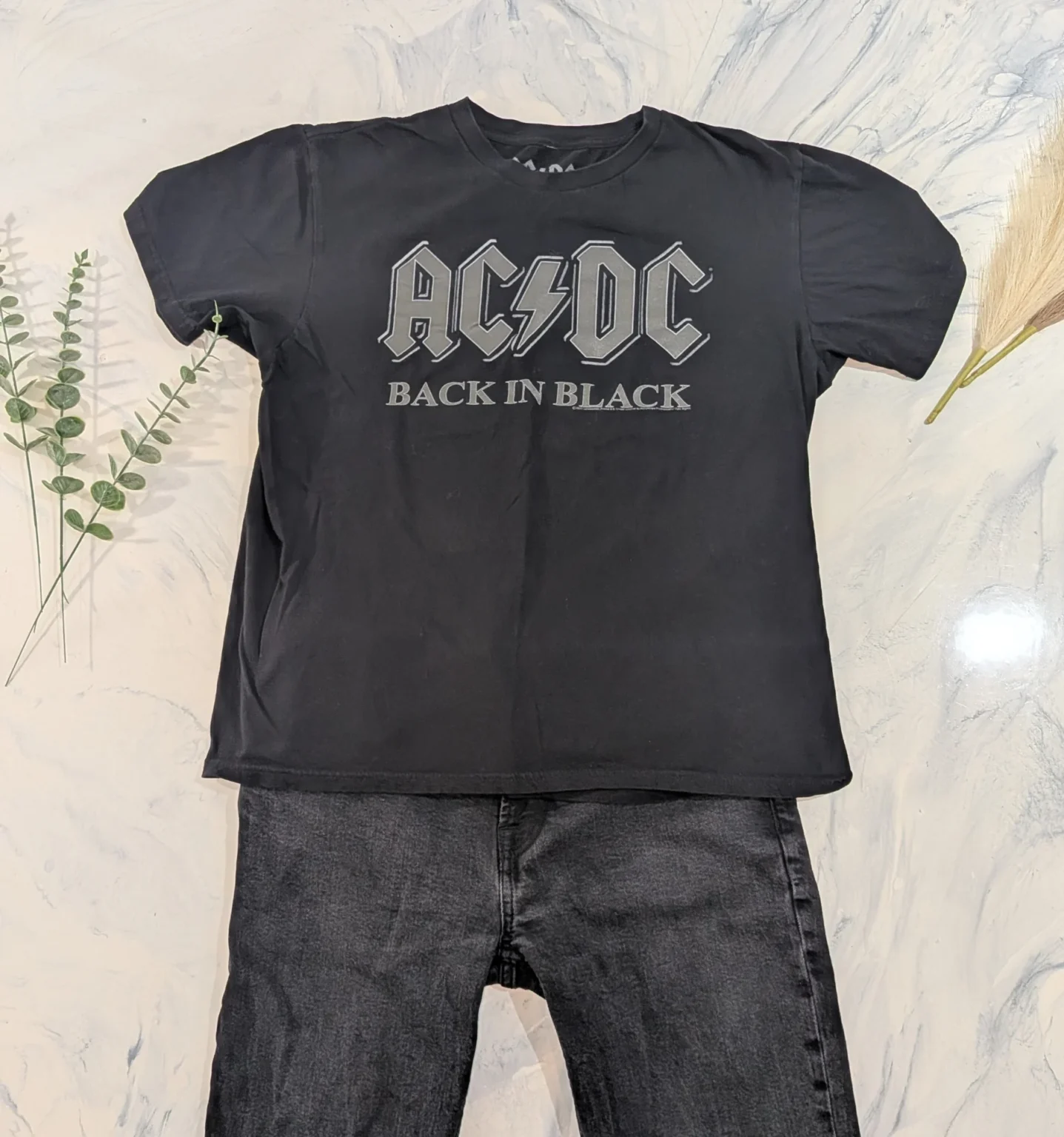 Image for Outfit M / 31 – AC/DC ‘Back in Black’ T-shirt + ZARA black faded jeans