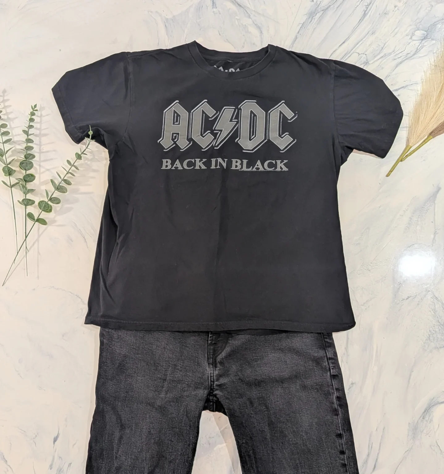 Image for Outfit M / 31 – AC/DC ‘Back in Black’ T-shirt + ZARA black faded jeans