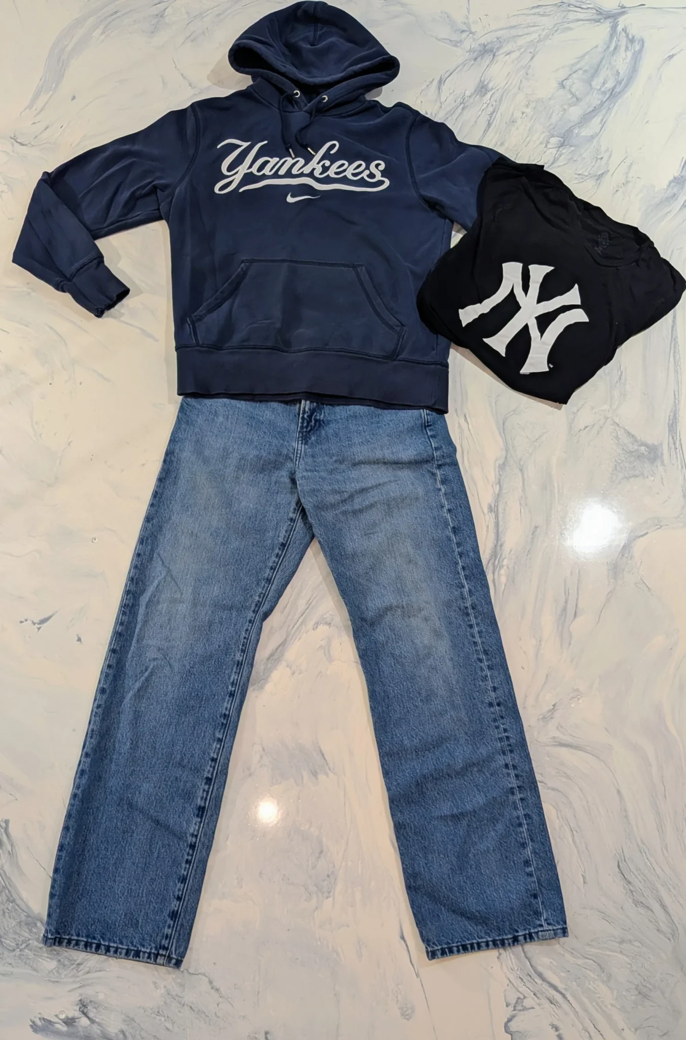 Image for Men’s Sports Outfit / Size 30 – NIKE Yankees hoodie + NY T-shirt + UNIQLO x JW ANDERSON jeans