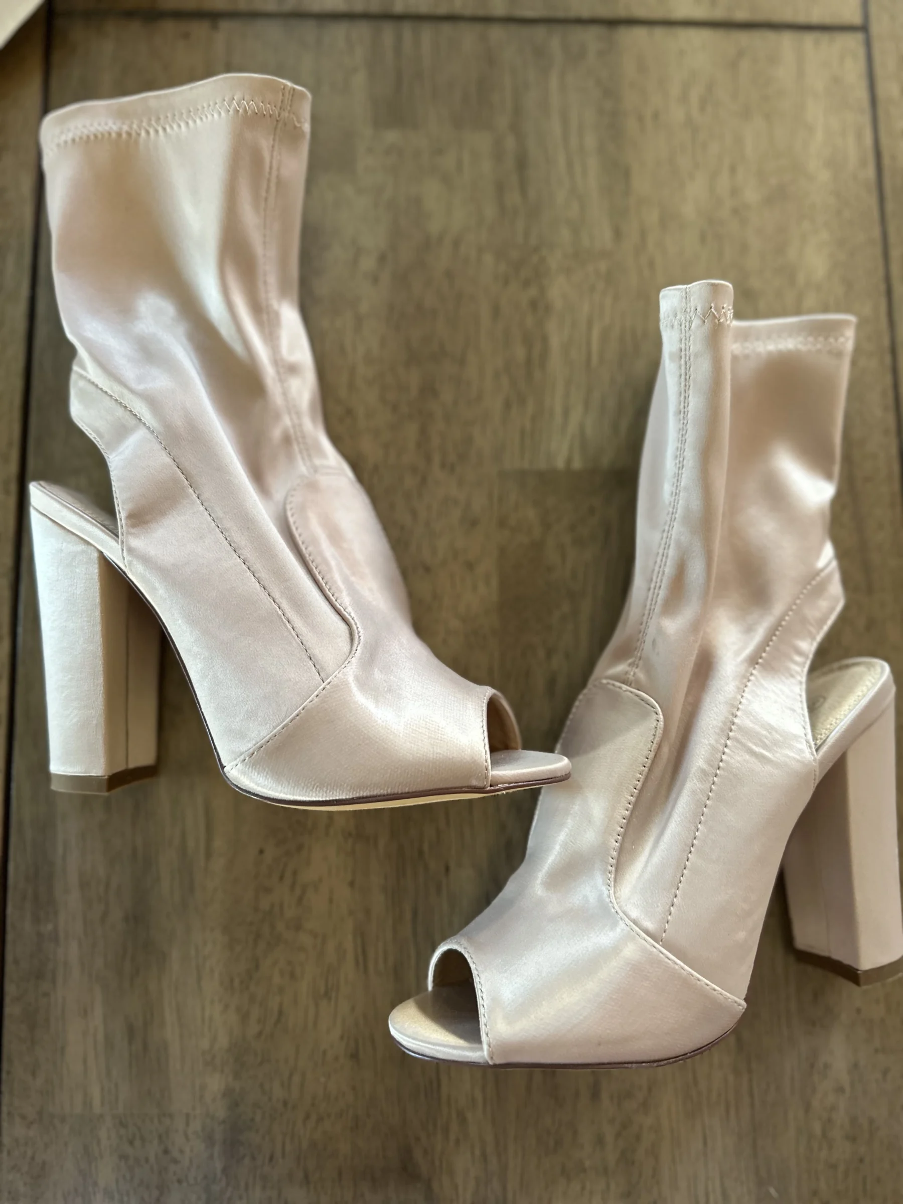 Champagne-coloured satin heeled shoes *Other seconde main
