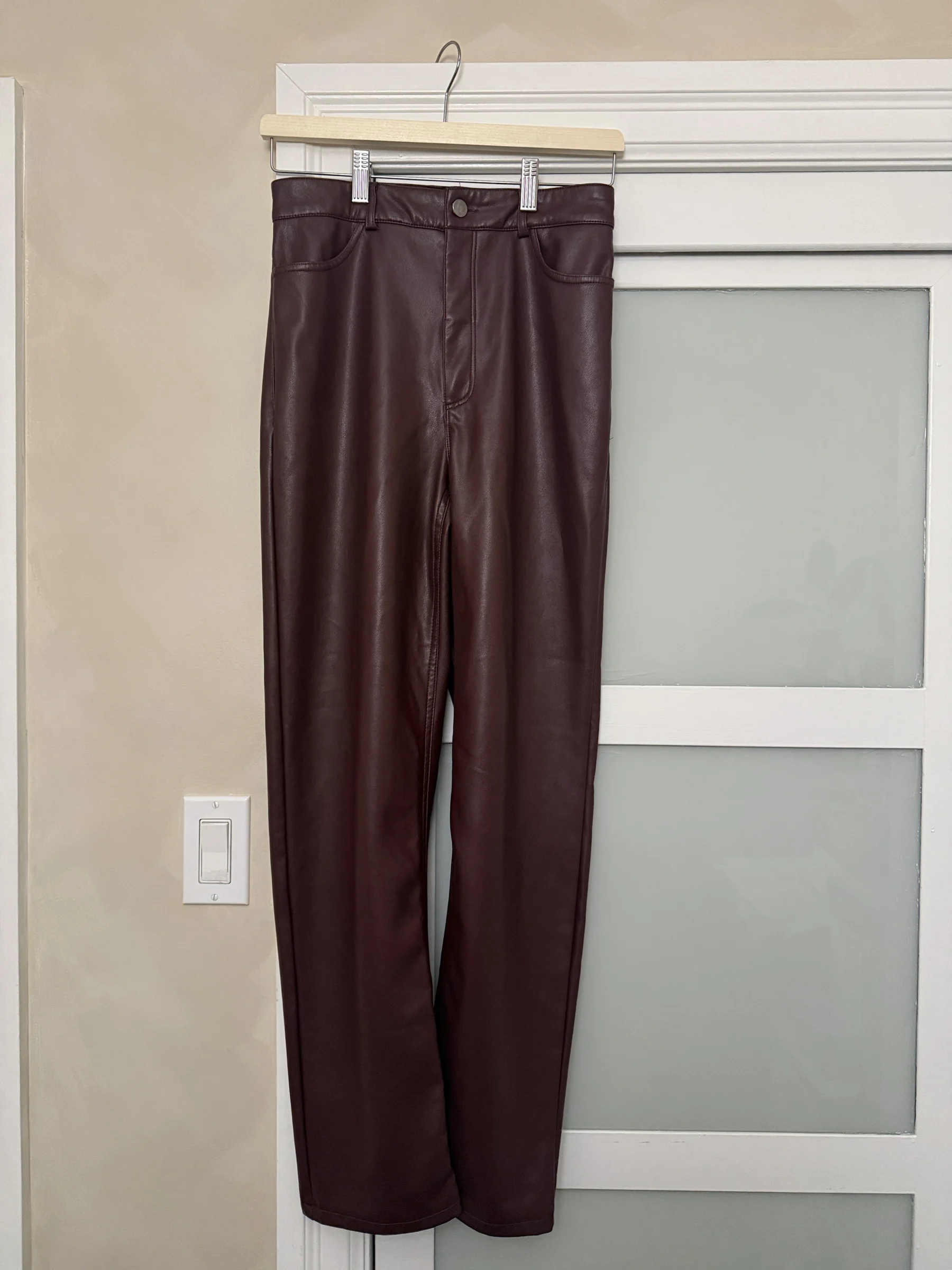 Dynamite – Burgundy faux leather trousers Dynamite seconde main
