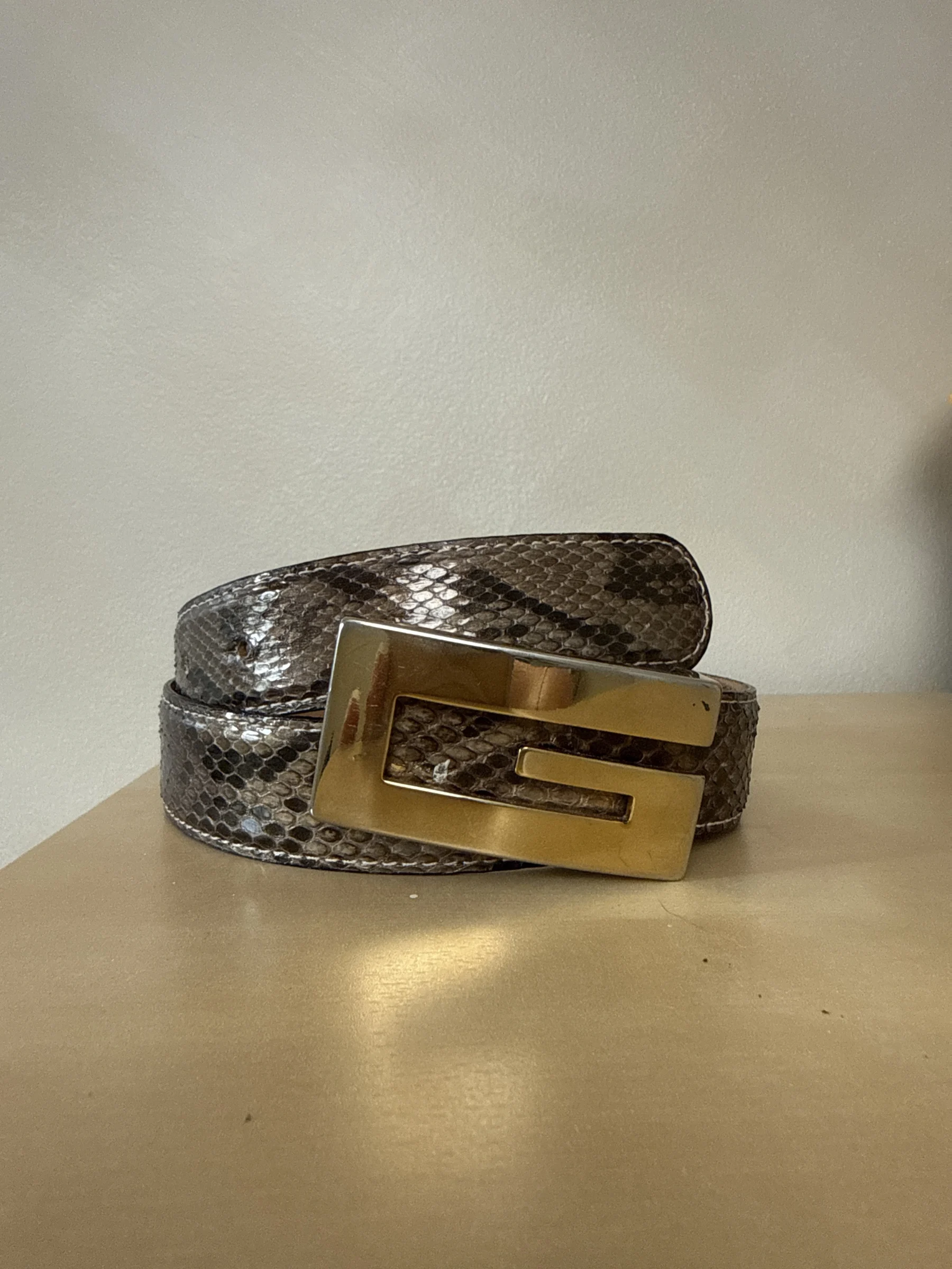 Crocodile-effect belt with a gold ‘Guess’-style buckle *Other seconde main