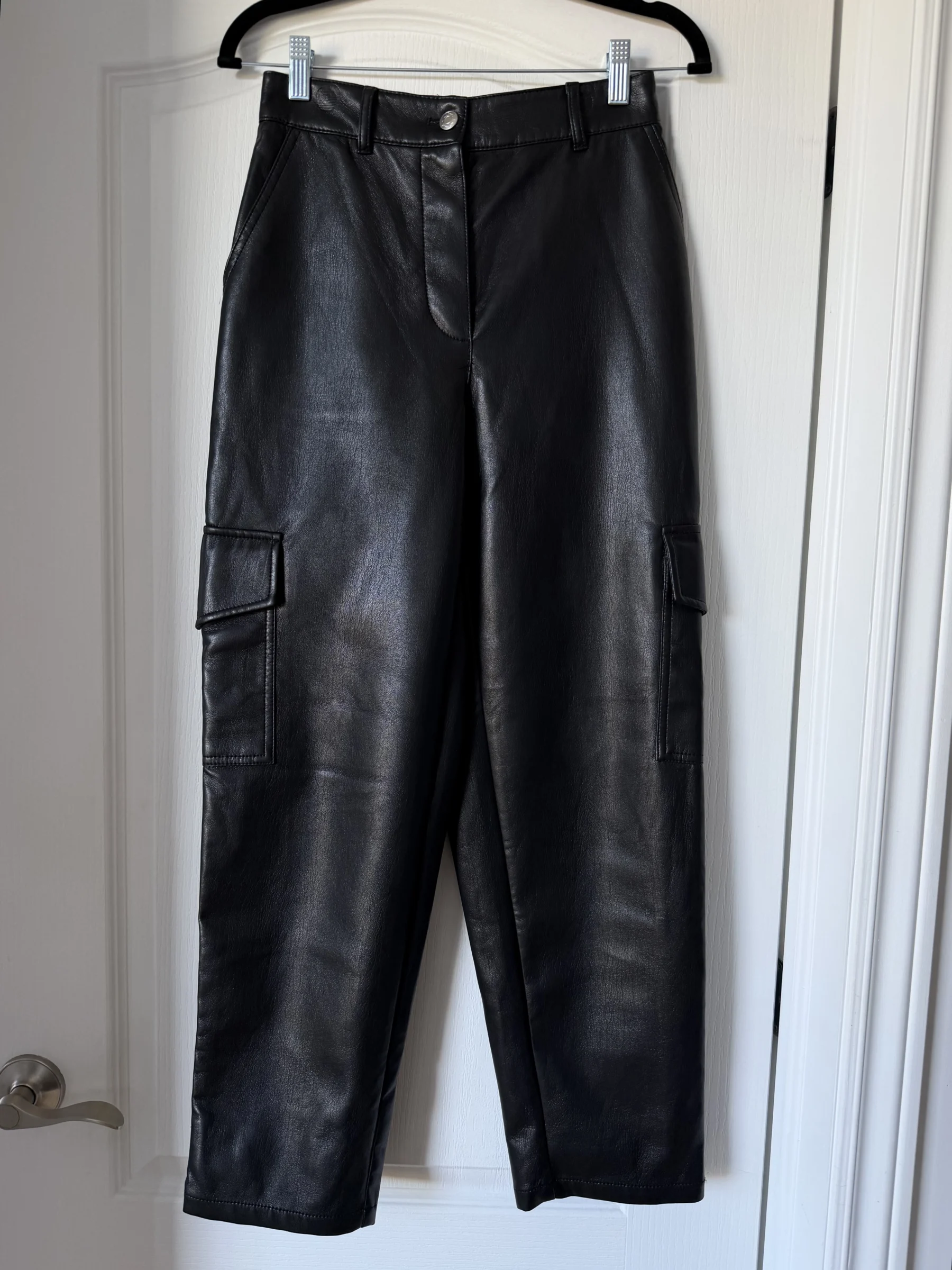 Wilfred black faux leather cargo-style trousers, size 2 Aritzia seconde main