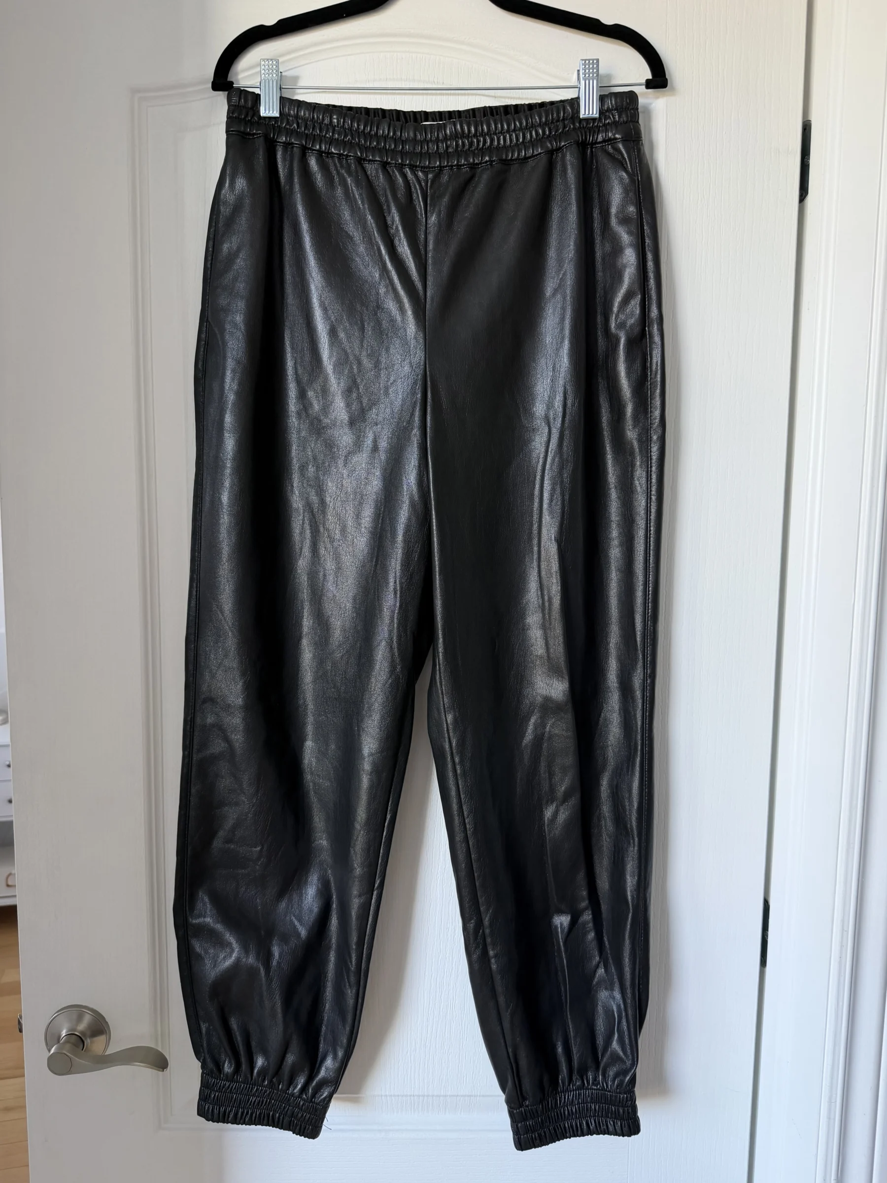 Babaton trousers, size M, black faux leather, jogger-style Aritzia seconde main