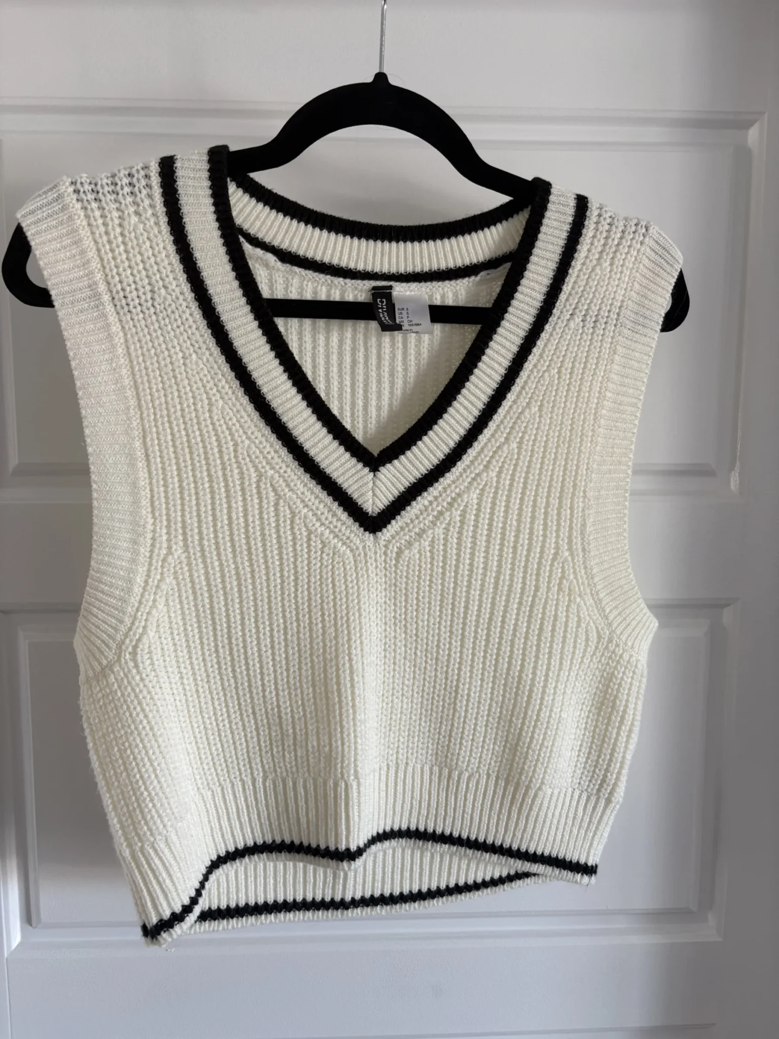 Featured image for HM black and white sleeveless waistcoat