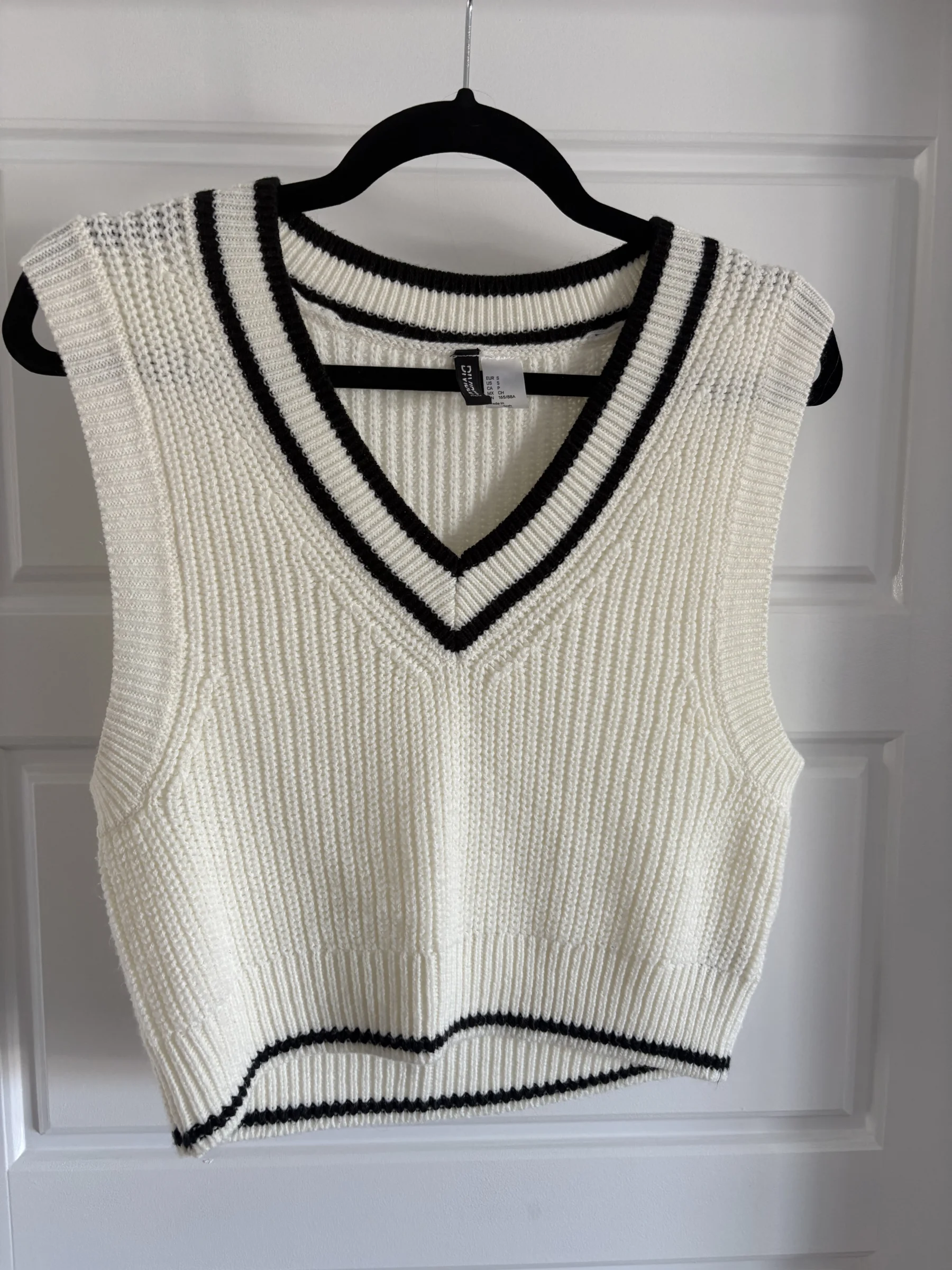 HM black and white sleeveless waistcoat HM seconde main