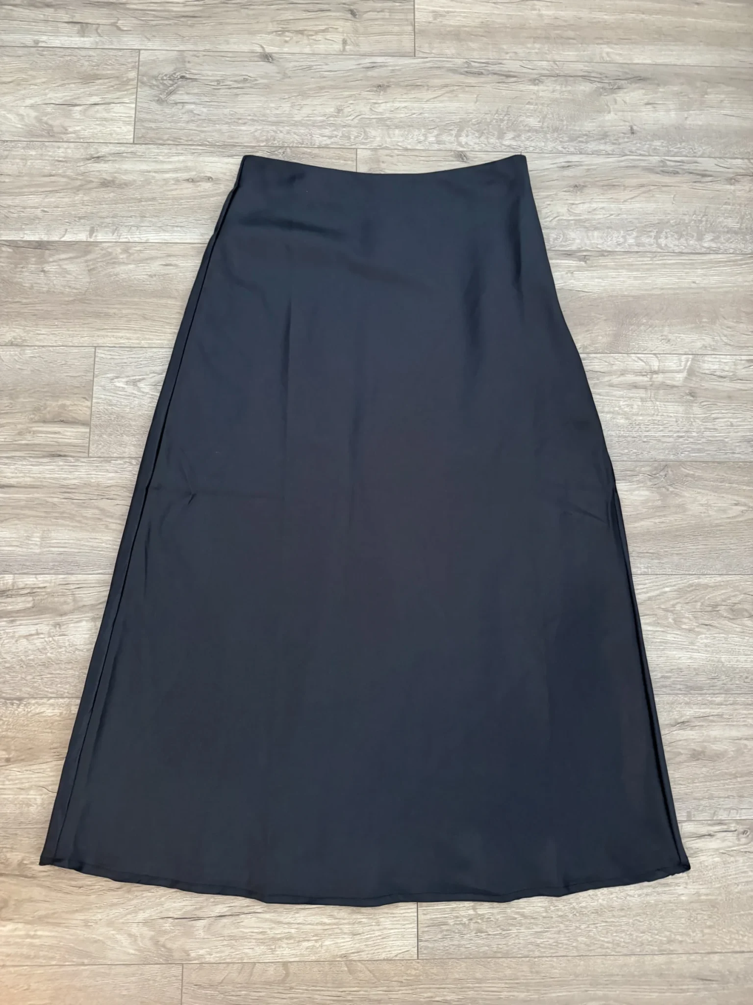 Featured image for M -Jupe noir style satin