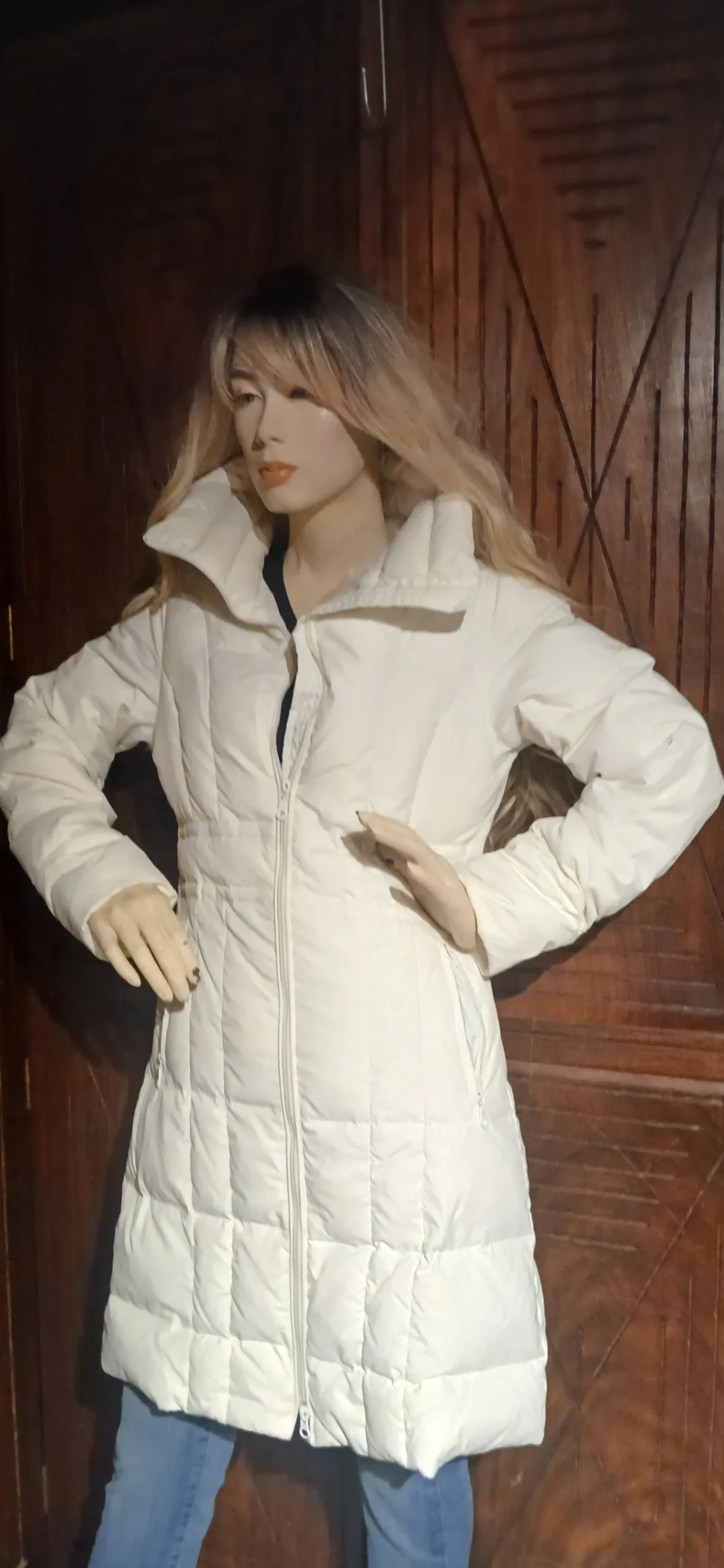 White coat by Jacob, size small, 100% nylon, lining 70% down and 30% feathers Jacob seconde main