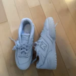 Featured thumbnail for New Balance blanc taille 7,5 femme NEUF