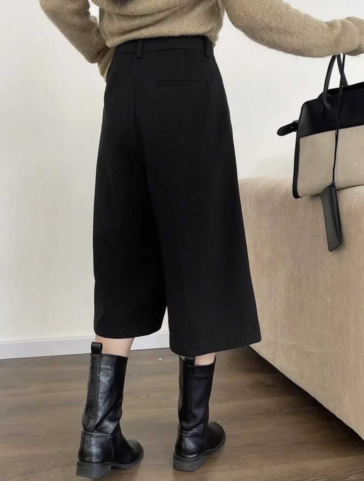 Image for Women’s medium-length Bermuda-style shorts