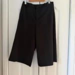Thumbnail for Women’s medium-length Bermuda-style shorts