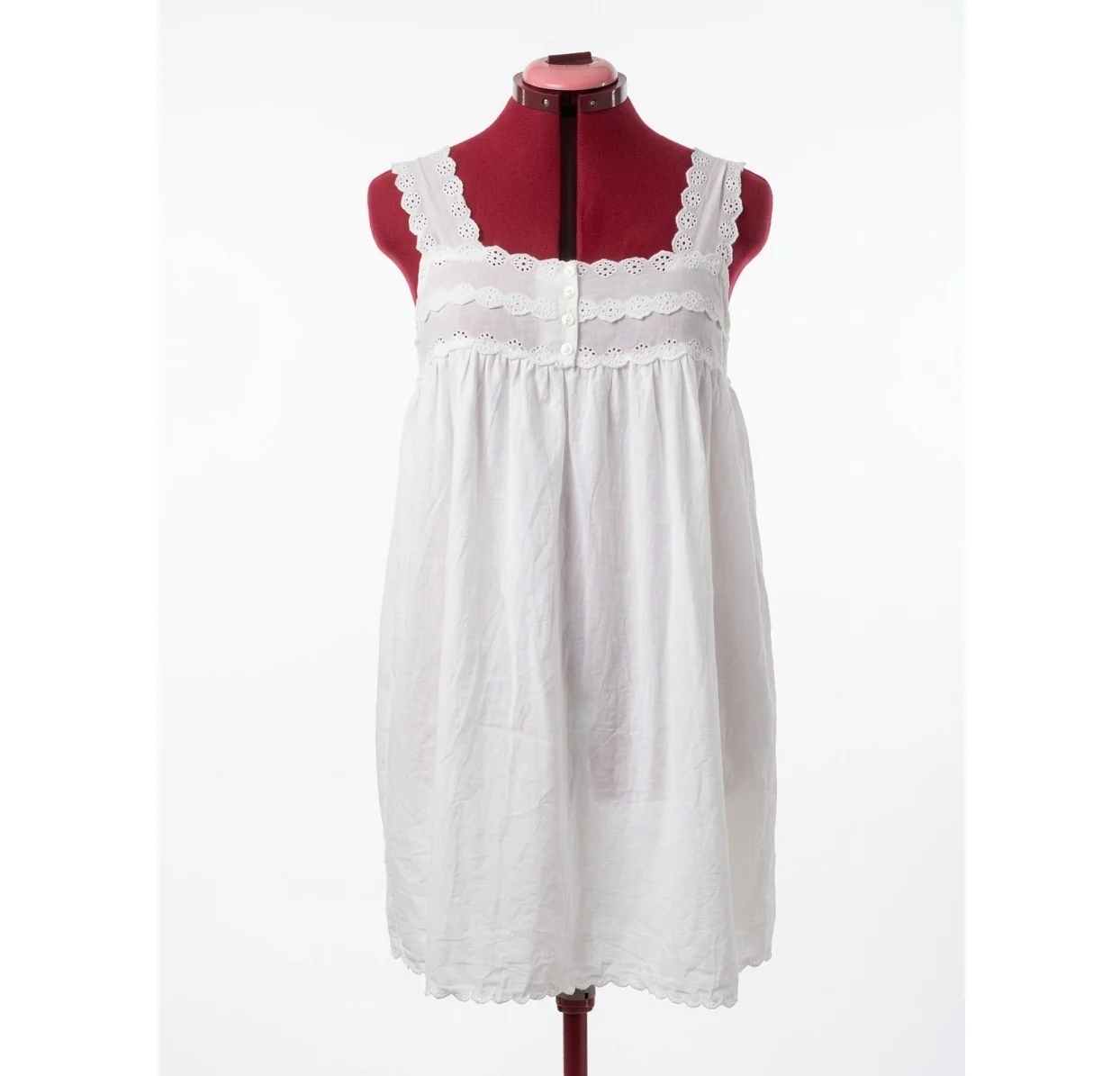 THINGS BETWEEN – A flirty white babydoll dress with openwork lace and scalloped trim – G *Other seconde main