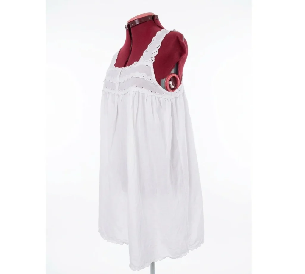 Image for THINGS BETWEEN – A flirty white babydoll dress with openwork lace and scalloped trim – G