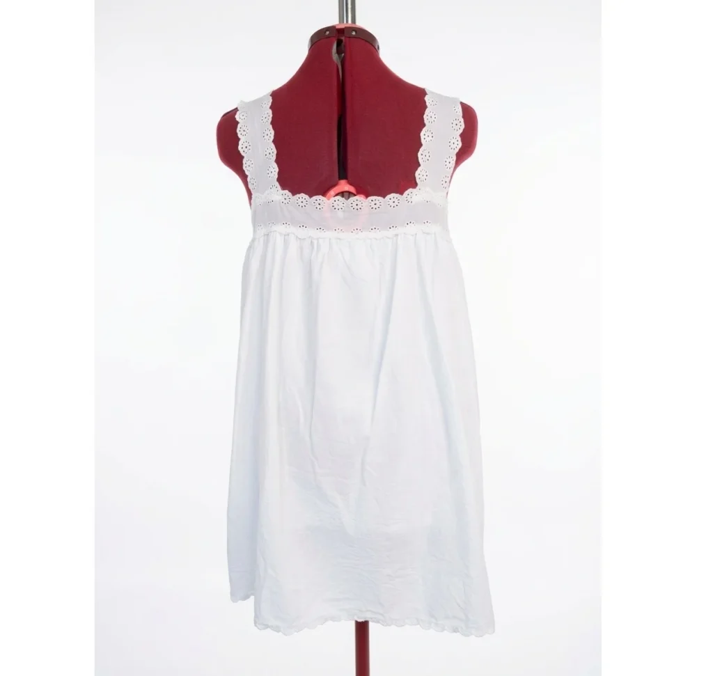 Image for THINGS BETWEEN – A flirty white babydoll dress with openwork lace and scalloped trim – G