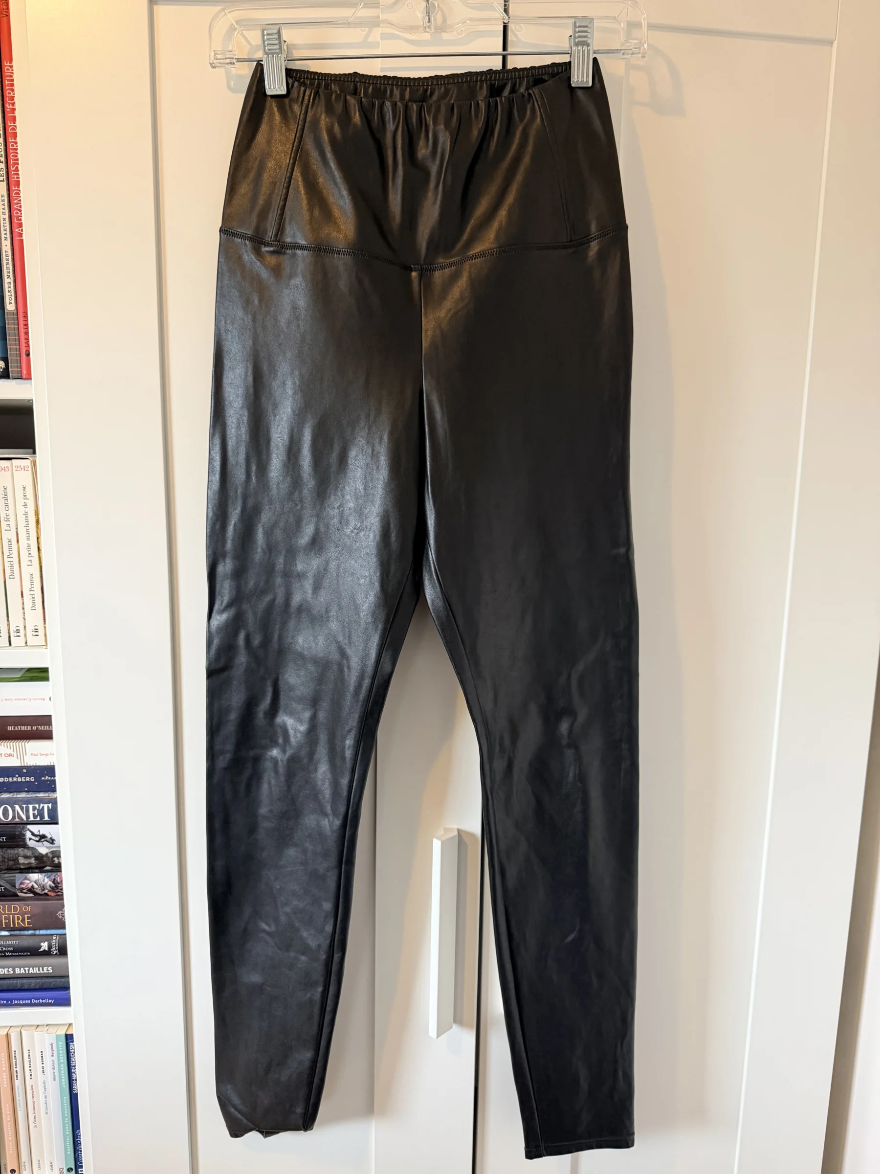 Faux leather leggings Aritzia seconde main