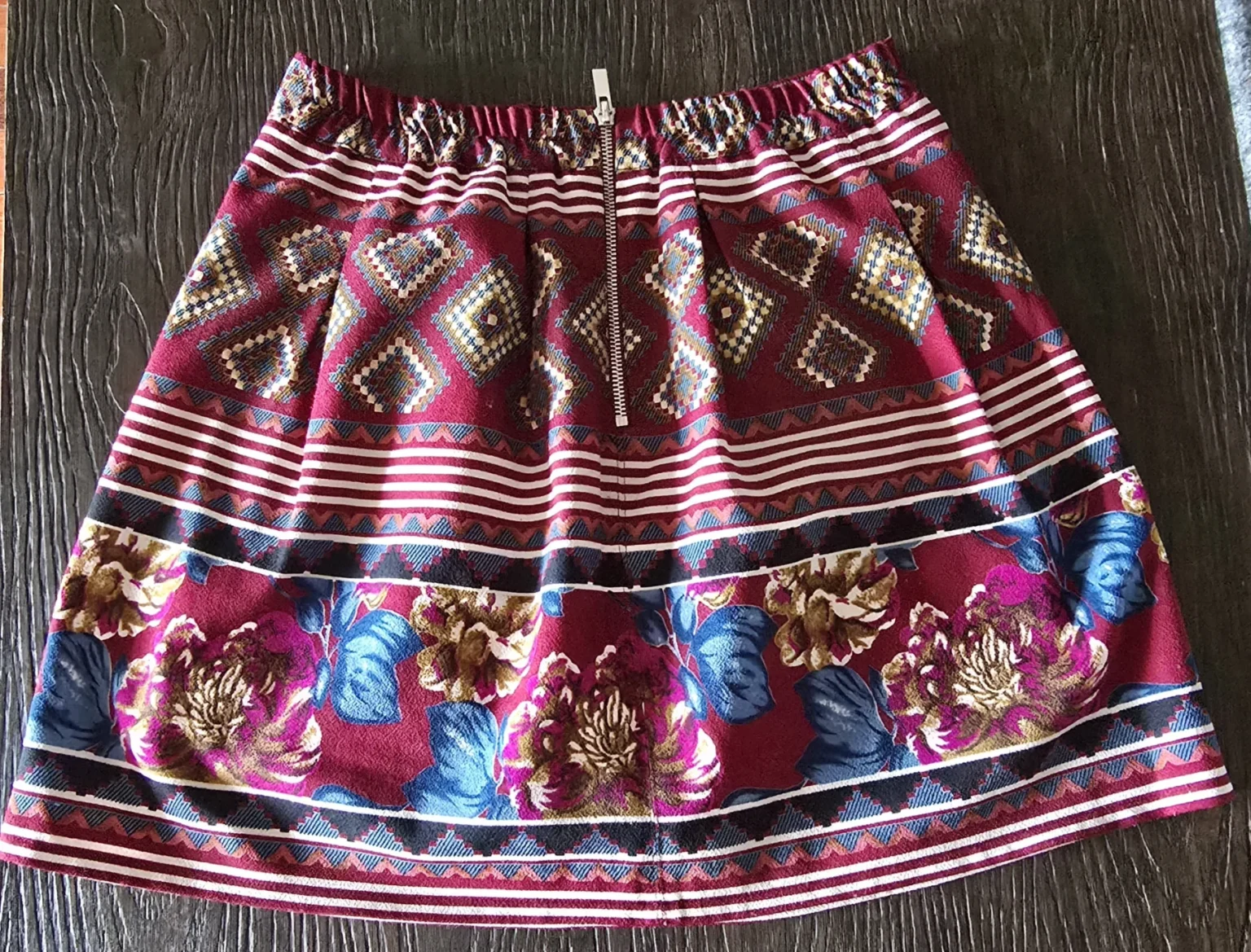 Image for Flared skirt with a floral pattern
