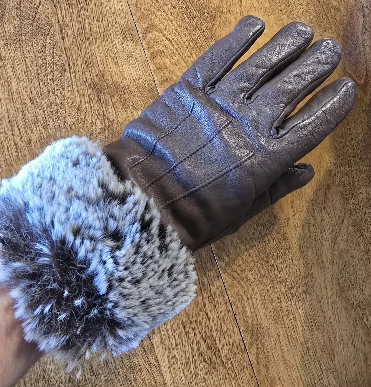 Featured image for Brown leather gloves