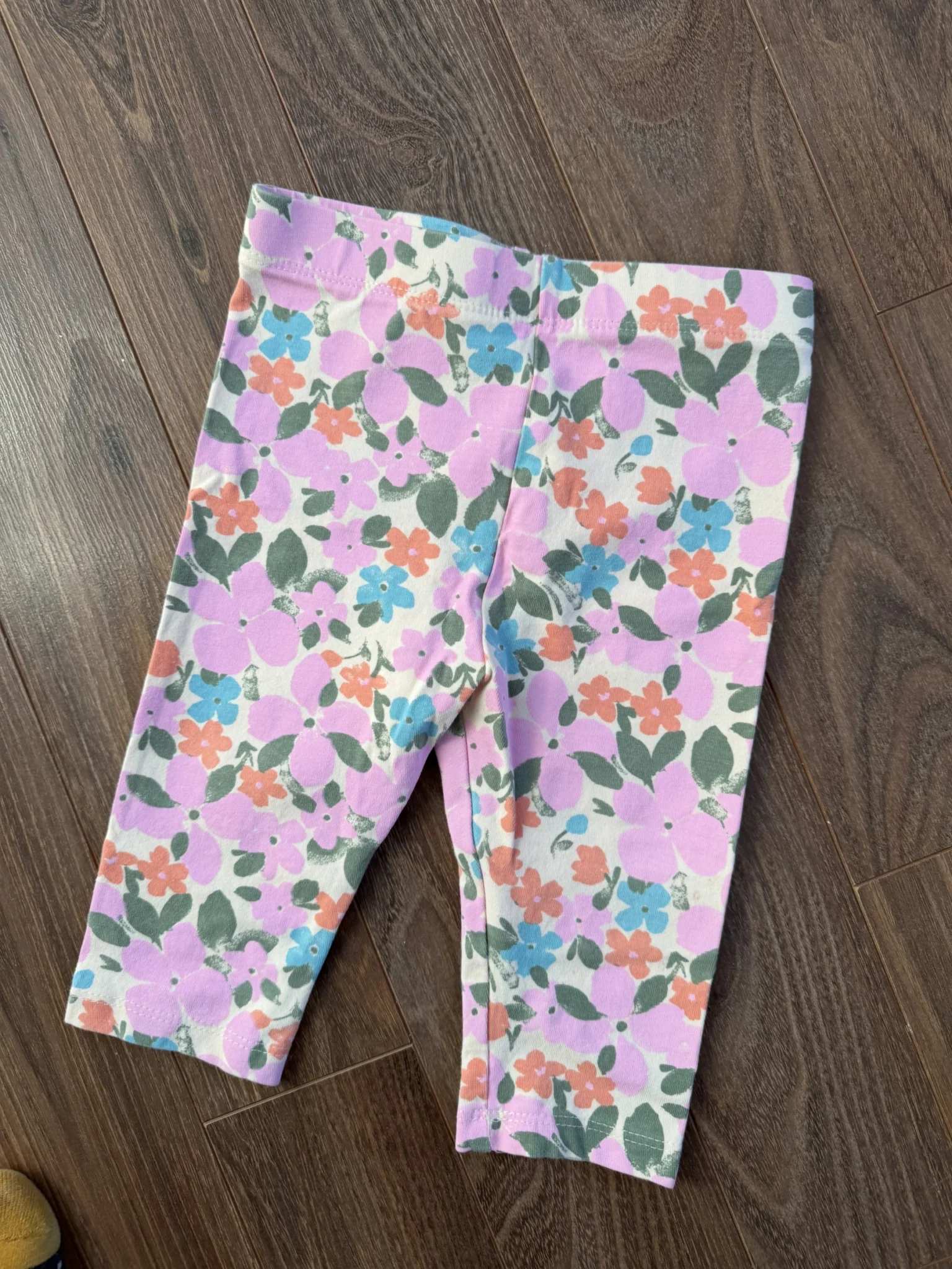 Featured image for Floral 3/4-length trousers