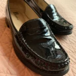 Thumbnail for BROWNS « Finch » – Mocassins noirs en cuir verni à pampilles, style Dark Academia / Preppy, pointure 7