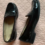 Thumbnail for BROWNS « Finch » – Mocassins noirs en cuir verni à pampilles, style Dark Academia / Preppy, pointure 7