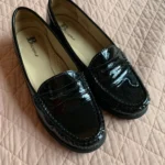 Thumbnail for BROWNS « Finch » – Mocassins noirs en cuir verni à pampilles, style Dark Academia / Preppy, pointure 7