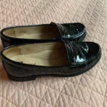 Thumbnail for BROWNS « Finch » – Mocassins noirs en cuir verni à pampilles, style Dark Academia / Preppy, pointure 7
