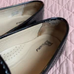 Thumbnail for BROWNS « Finch » – Mocassins noirs en cuir verni à pampilles, style Dark Academia / Preppy, pointure 7