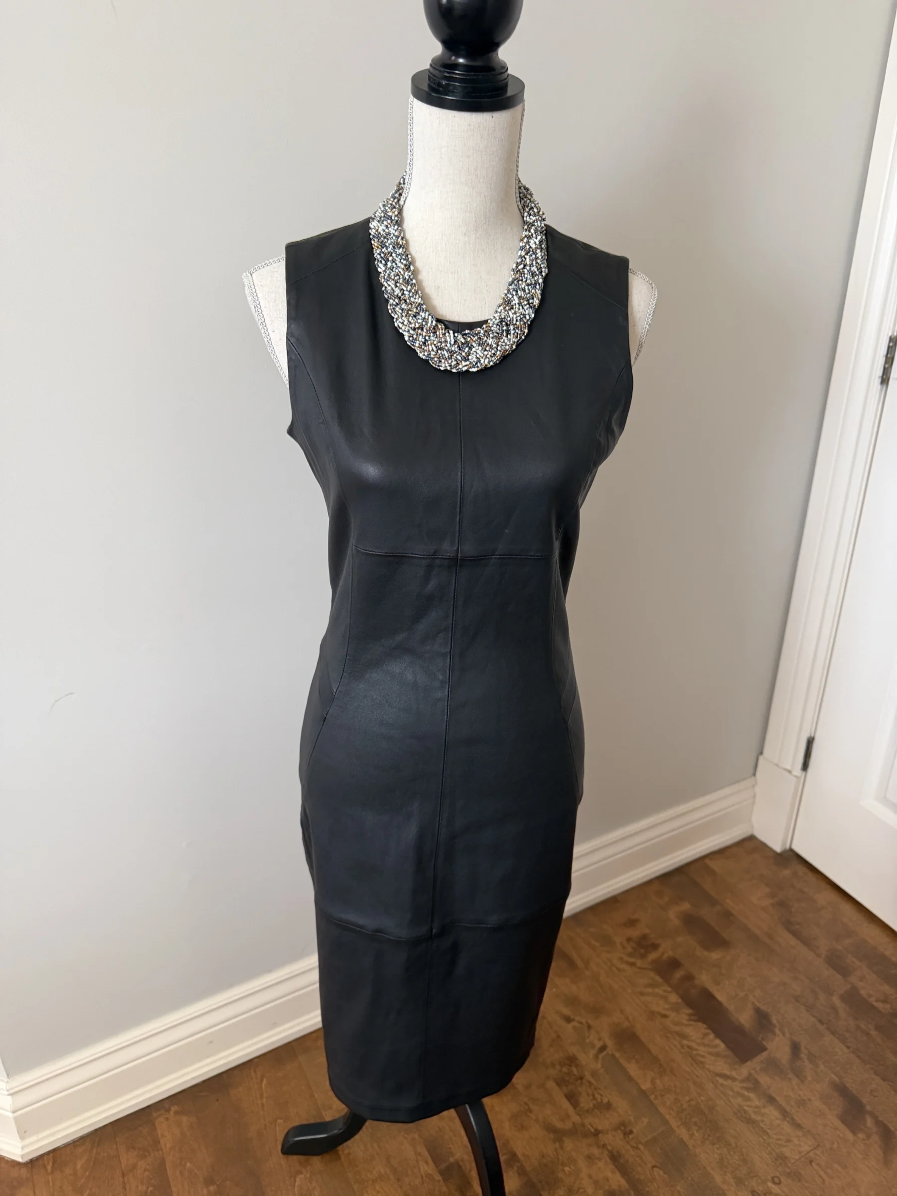 Danier black leather dress with a zip at the back Danier seconde main