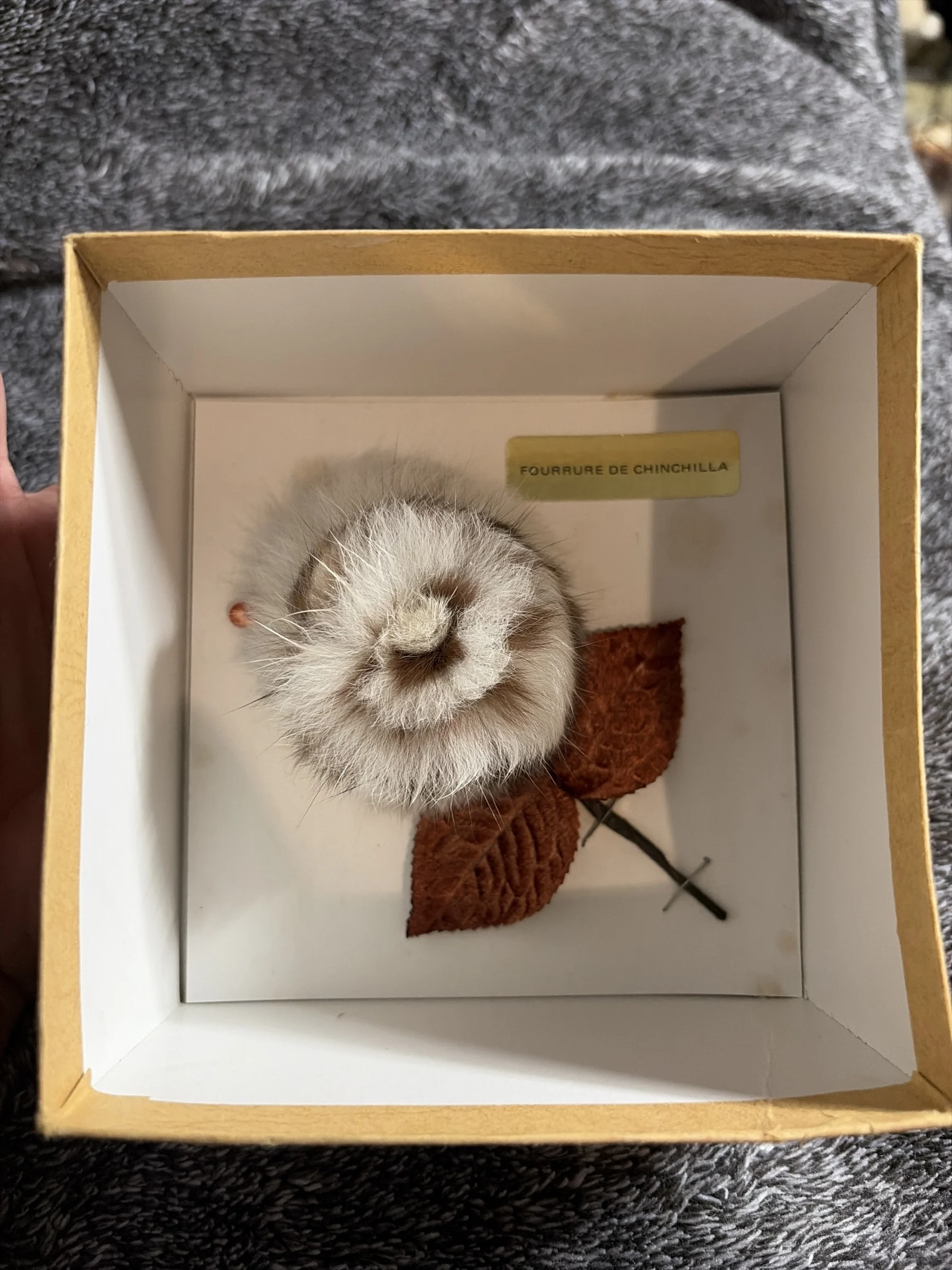 A stunning flower brooch made from genuine chinchilla fur – With original box *Other seconde main