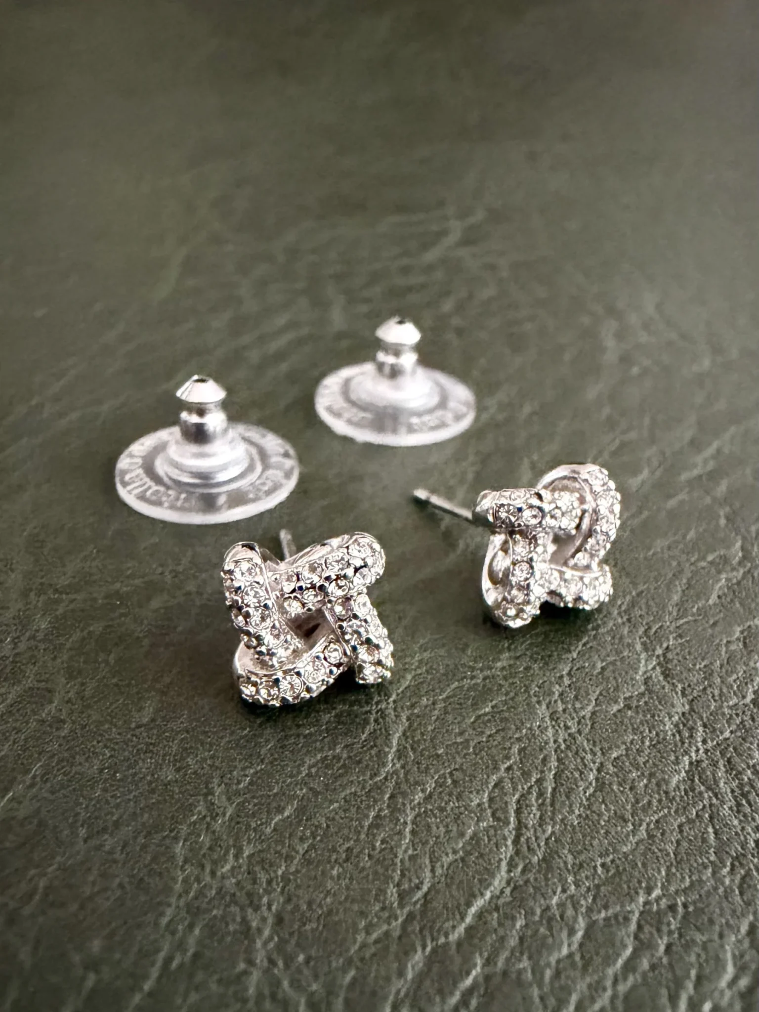 Featured image for Boucles d’oreilles clous noeud pavé STELLA AND DOT