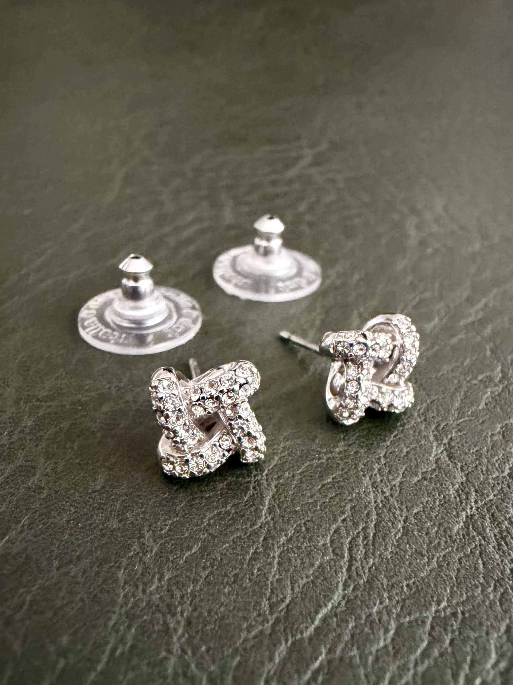 STELLA AND DOT pavé knot stud earrings *Other seconde main