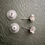 Thumbnail for Boucles d’oreilles clous noeud pavé STELLA AND DOT